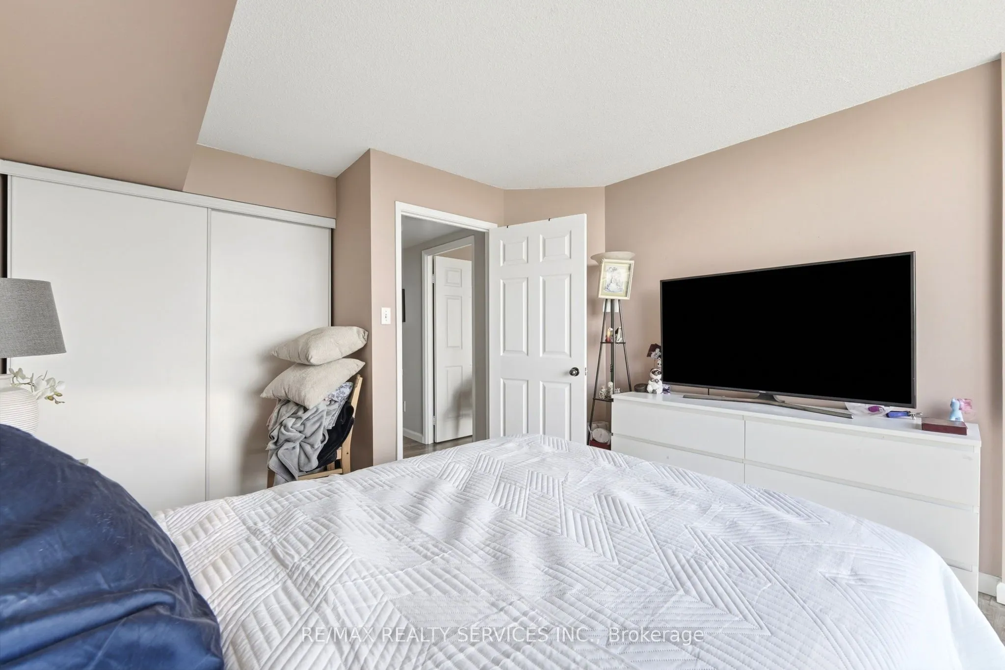 50 Eglinton Avenue W #2007