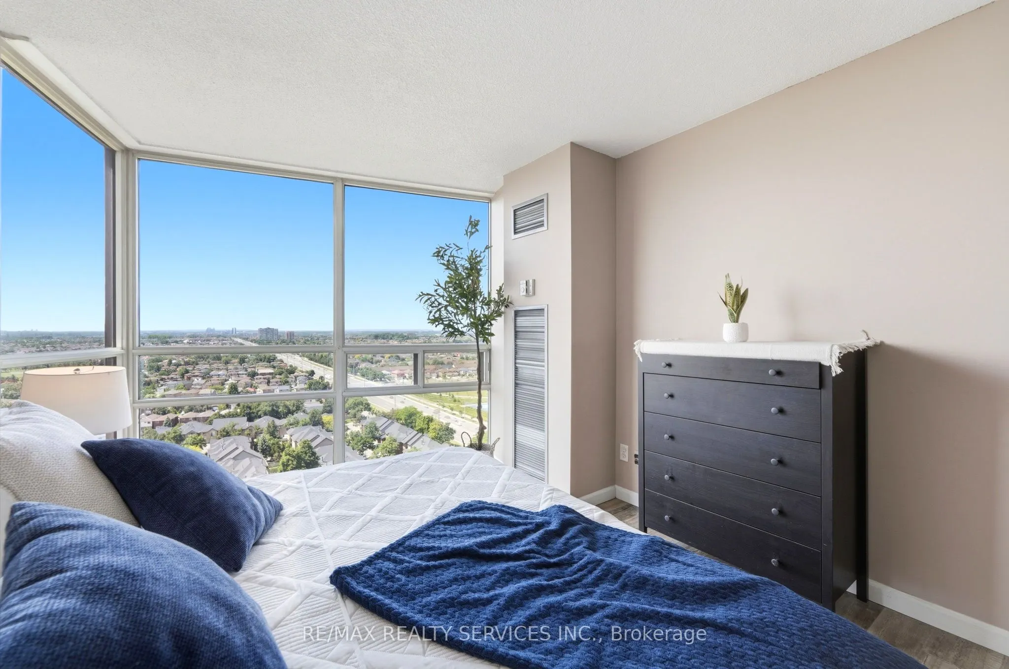 50 Eglinton Avenue W #2007