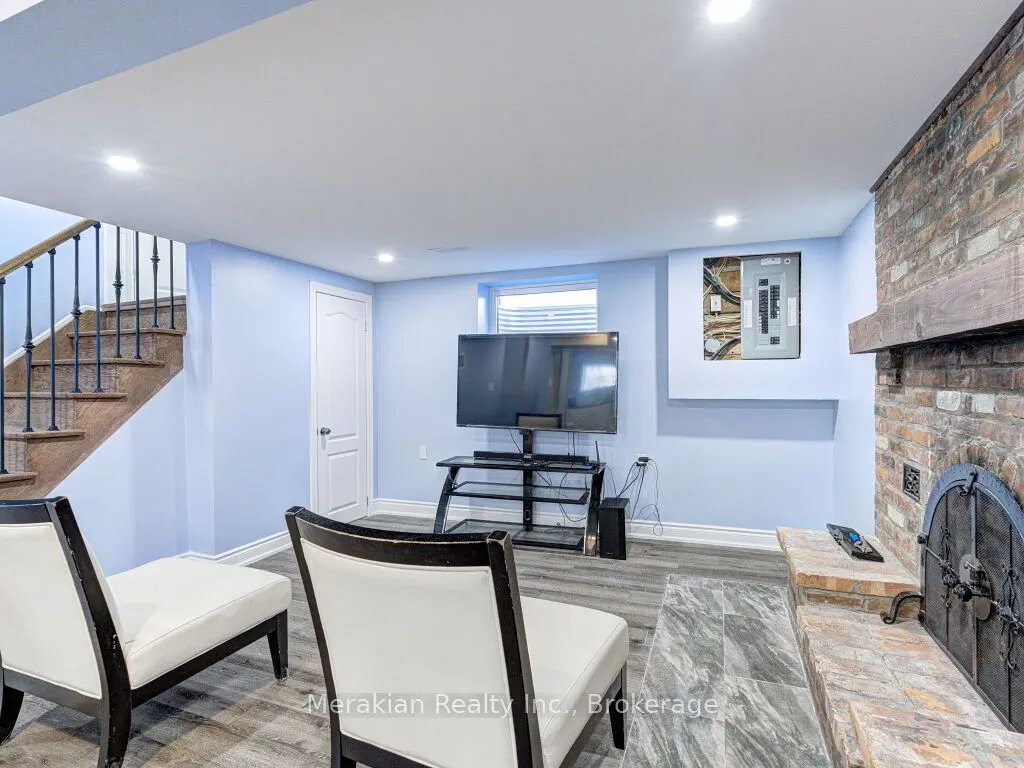 214 Folkstone Crescent