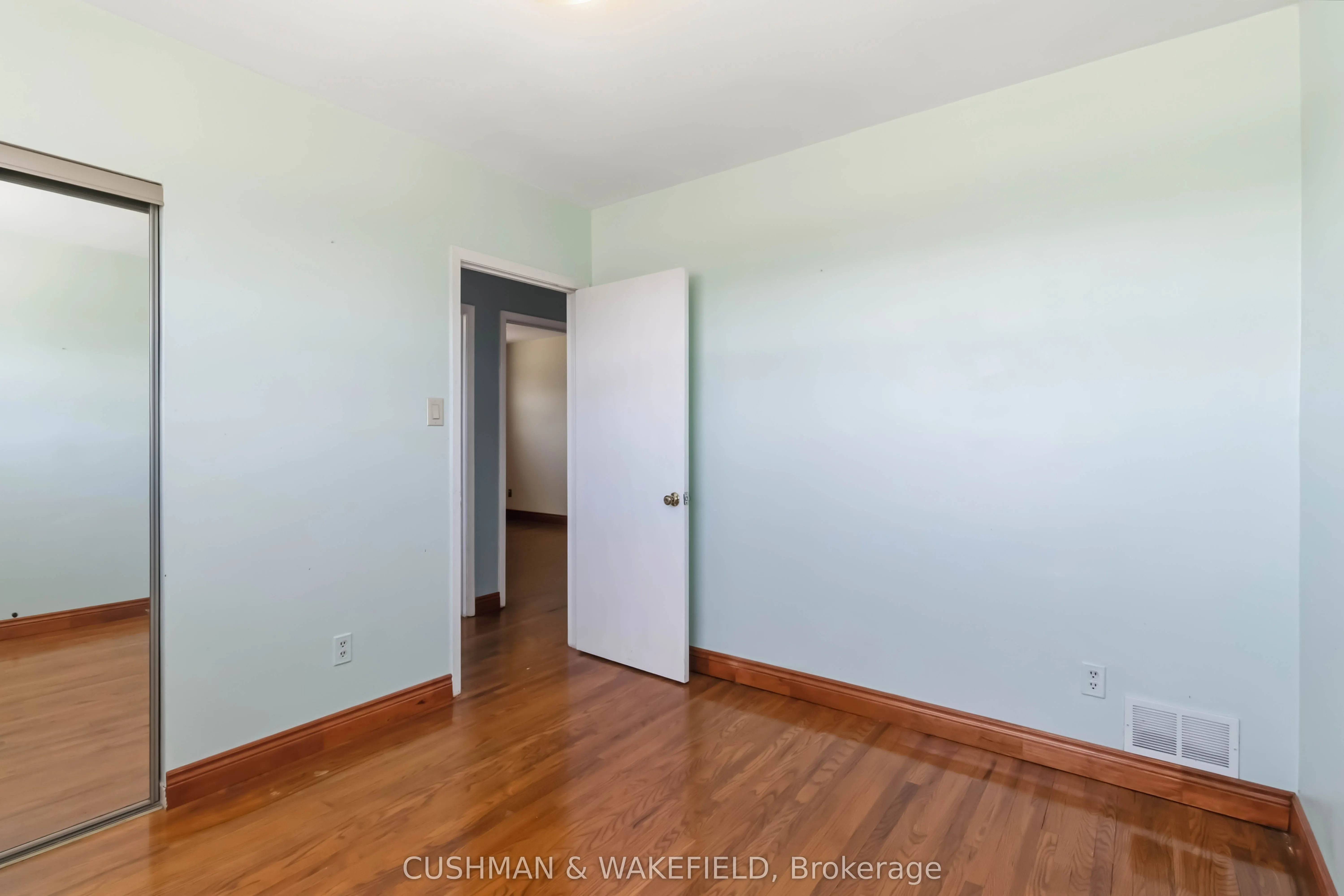 2492 Finch Avenue W