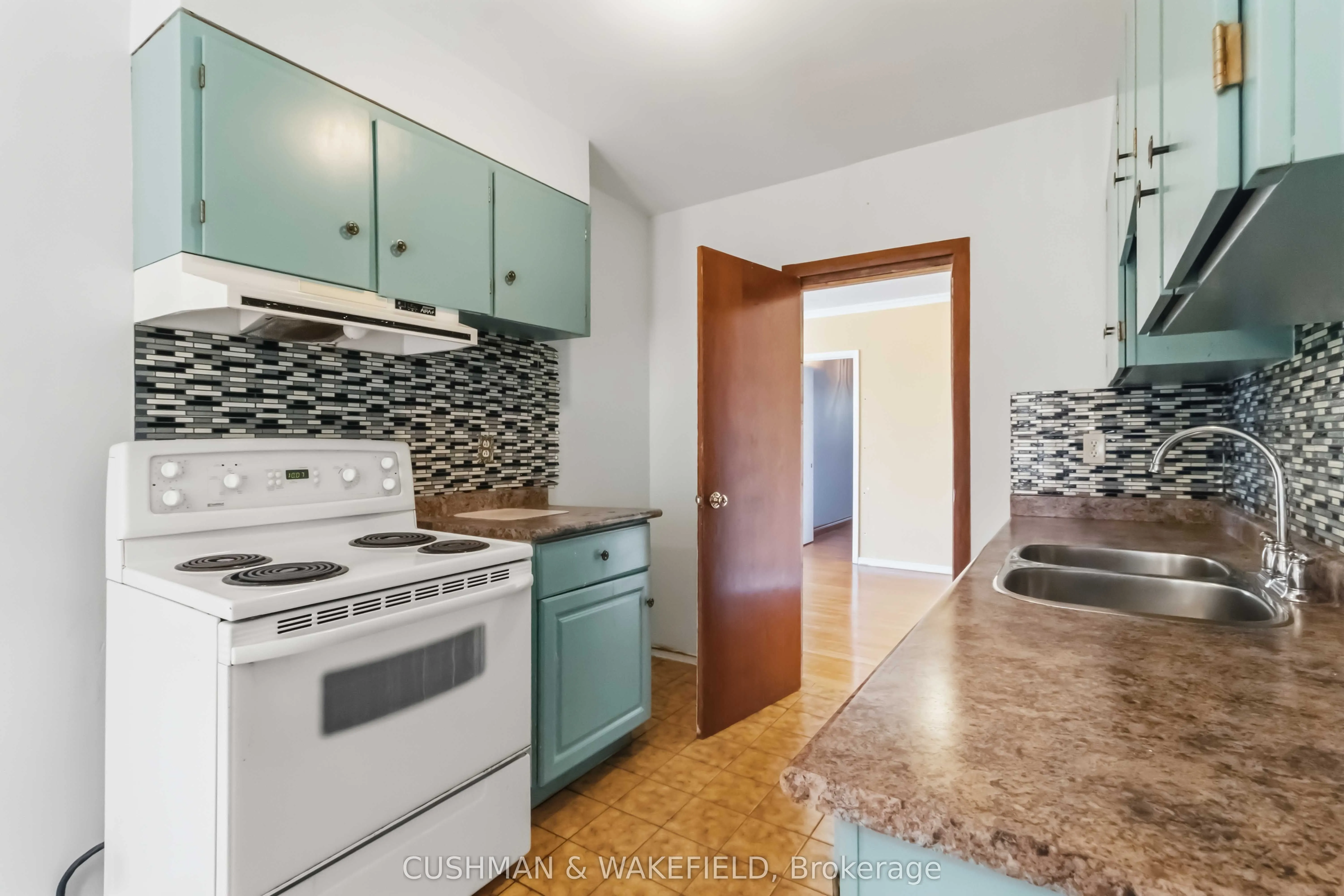 2492 Finch Avenue W