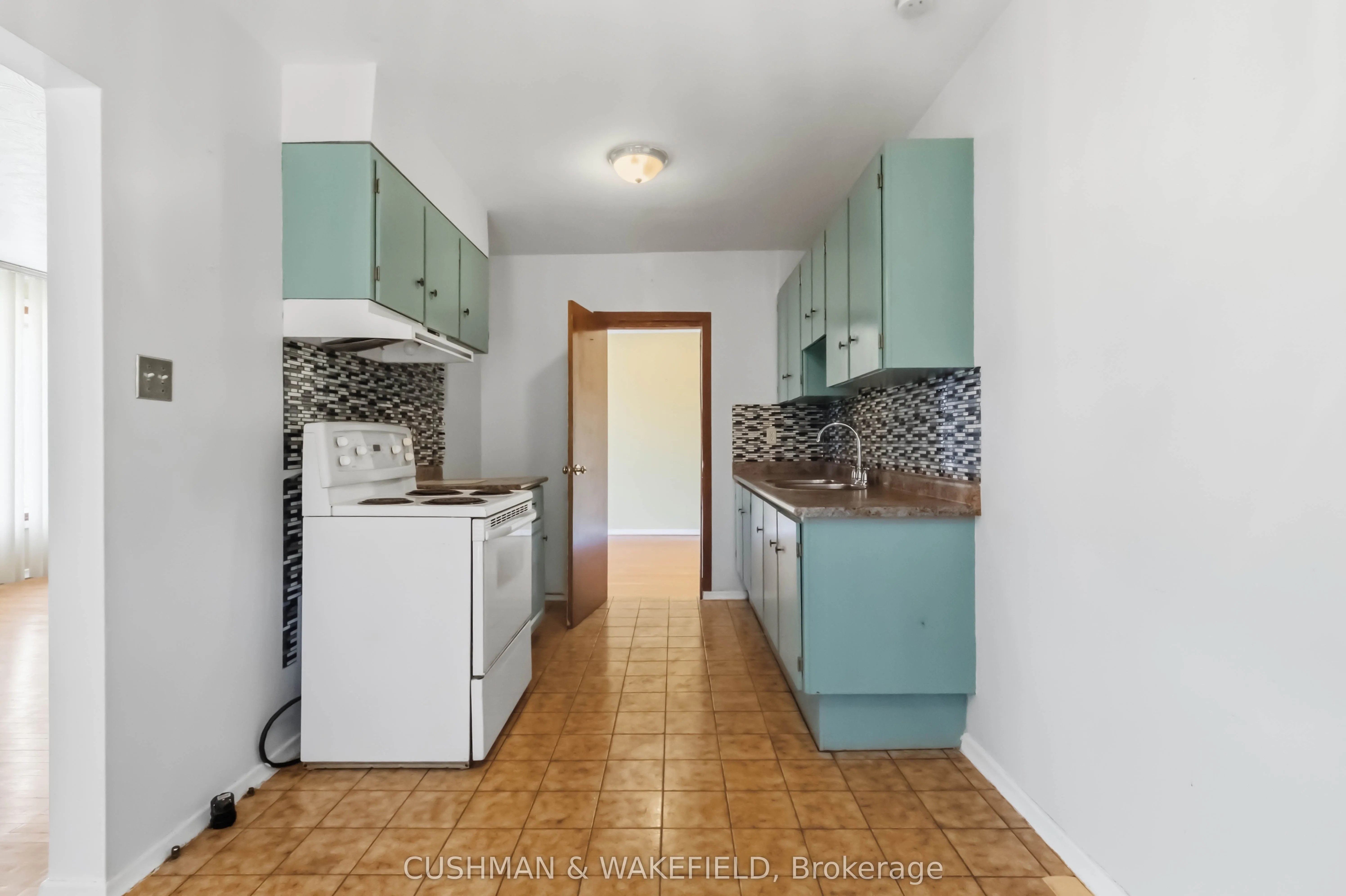 2492 Finch Avenue W