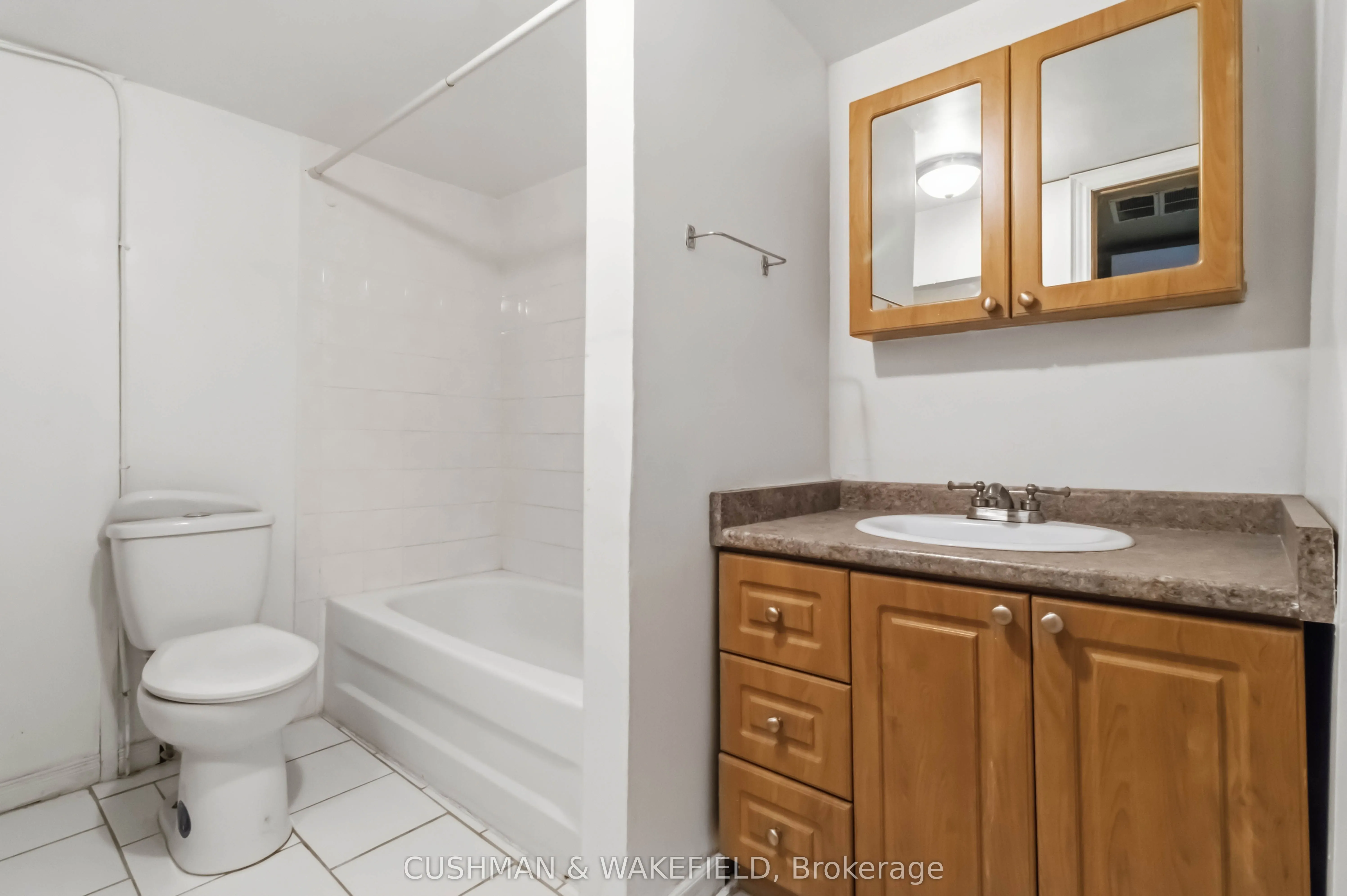 2492 Finch Avenue W