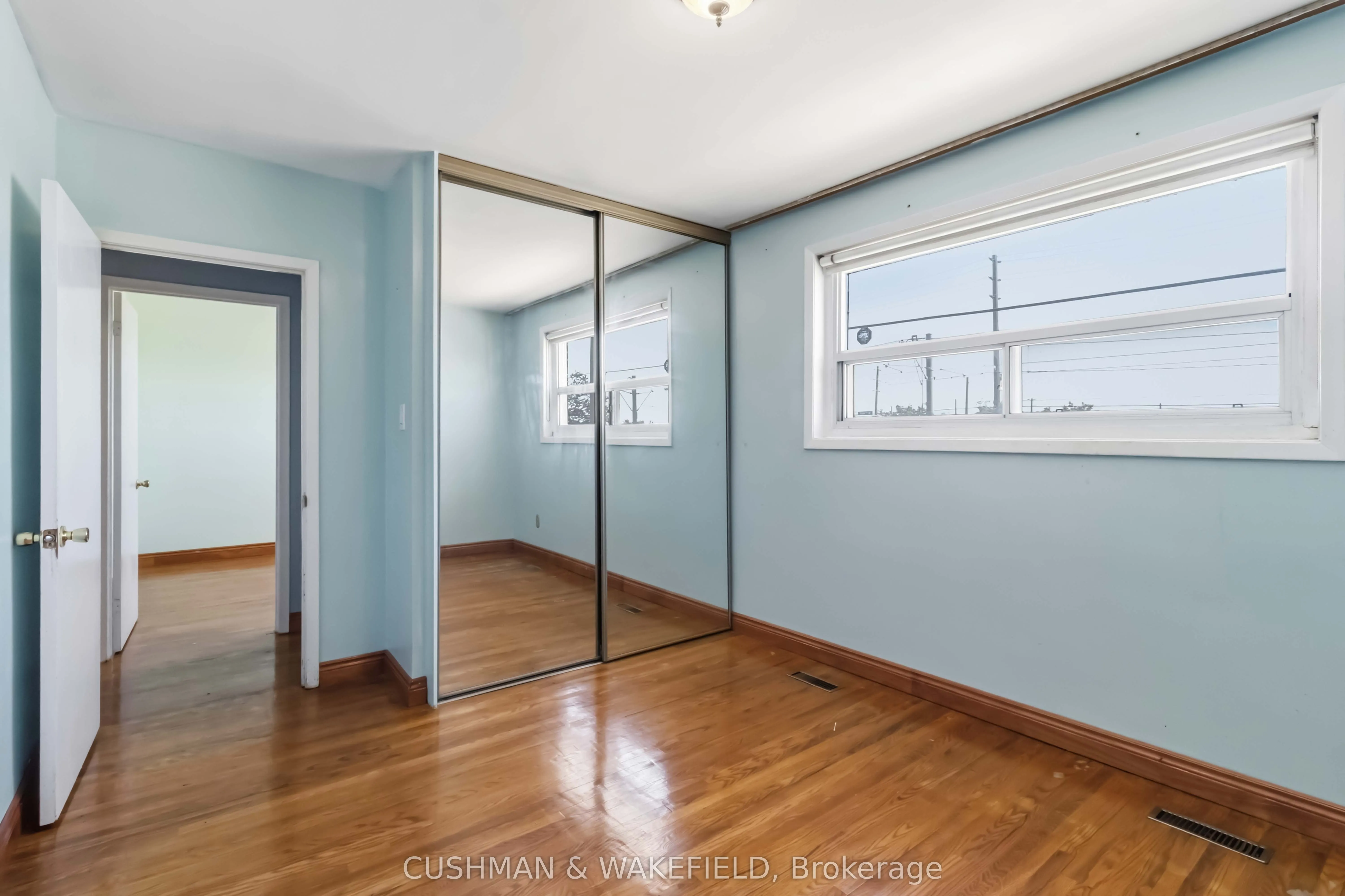 2492 Finch Avenue W