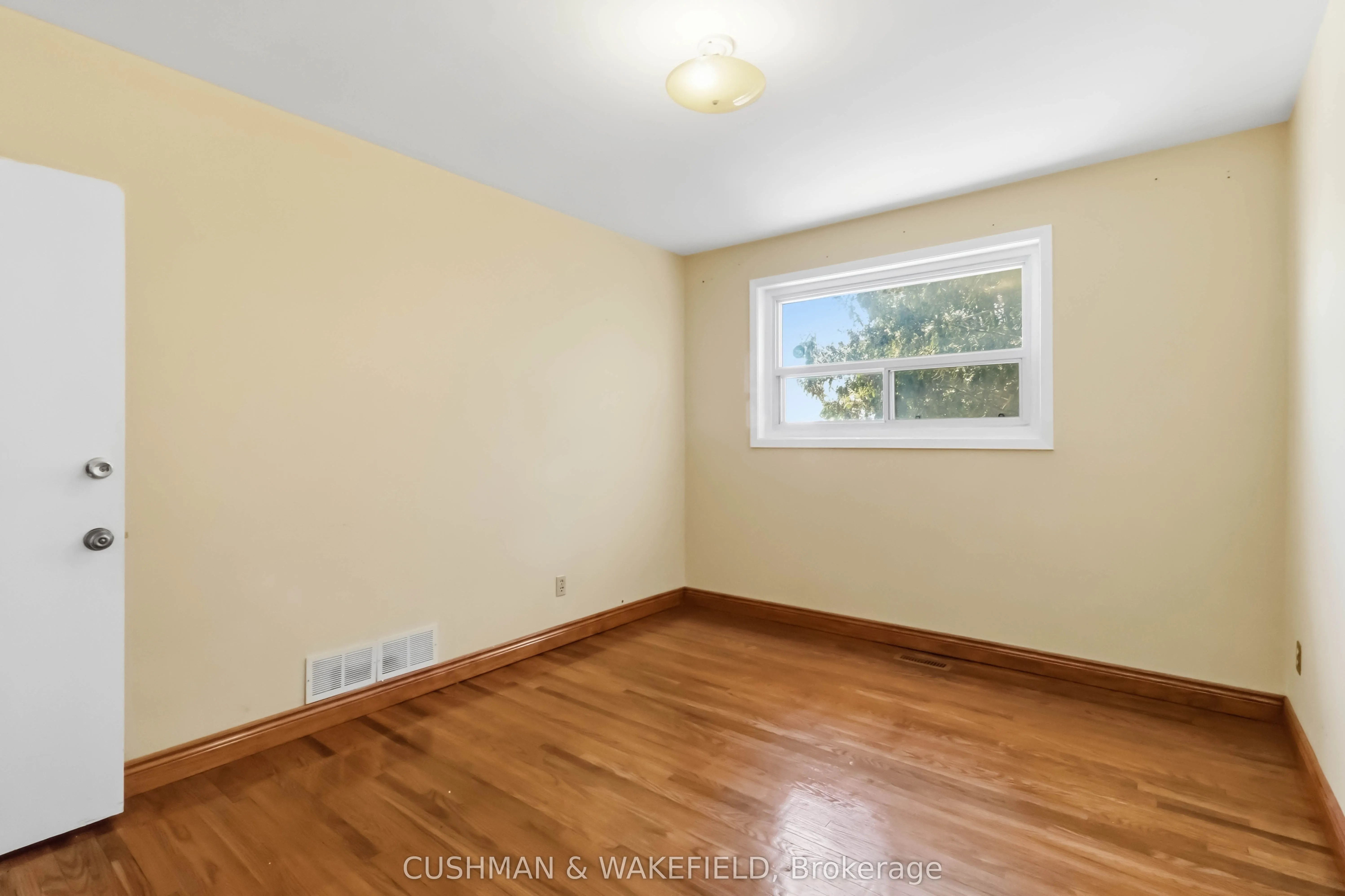 2492 Finch Avenue W