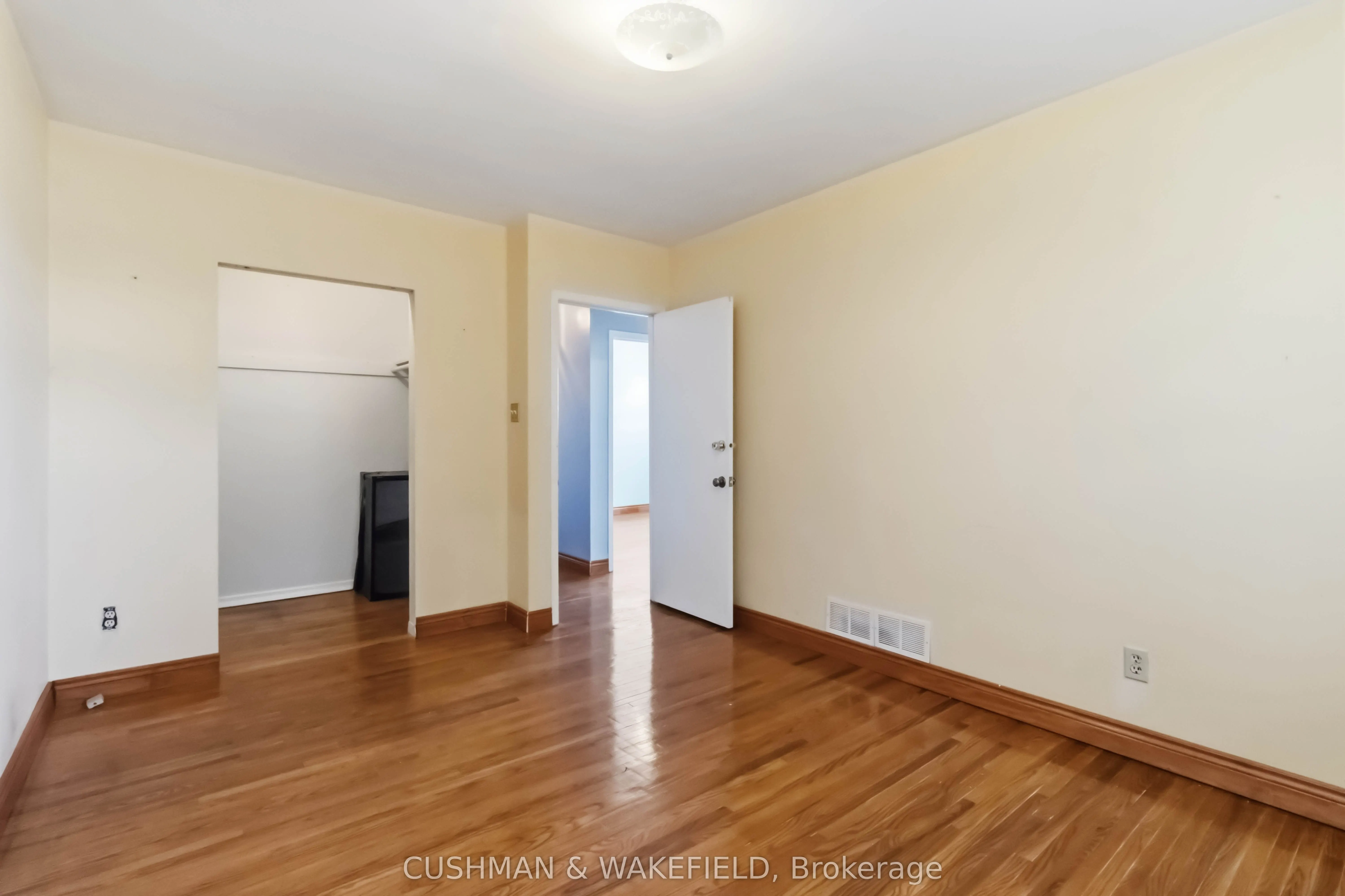2492 Finch Avenue W