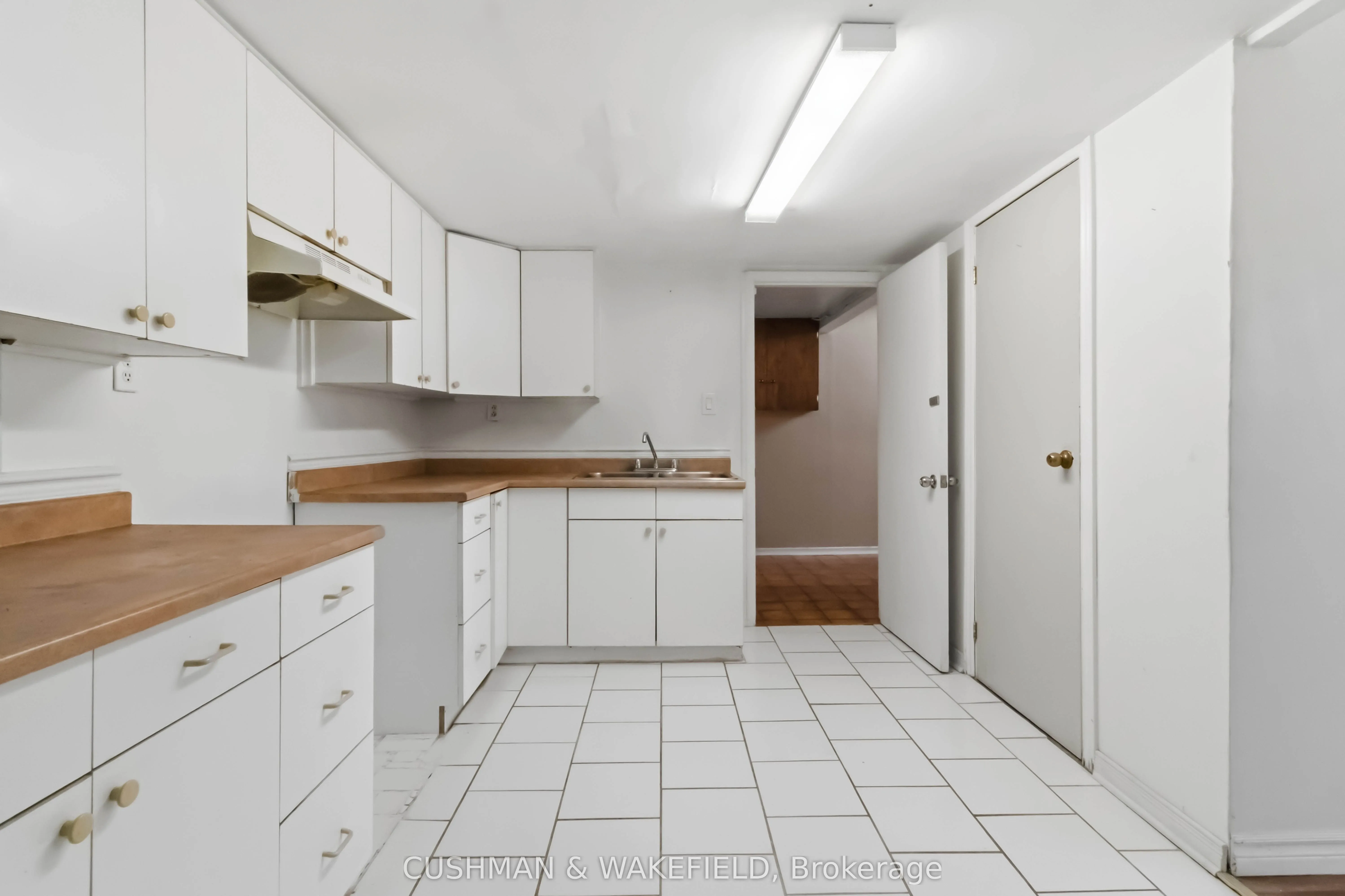 2492 Finch Avenue W