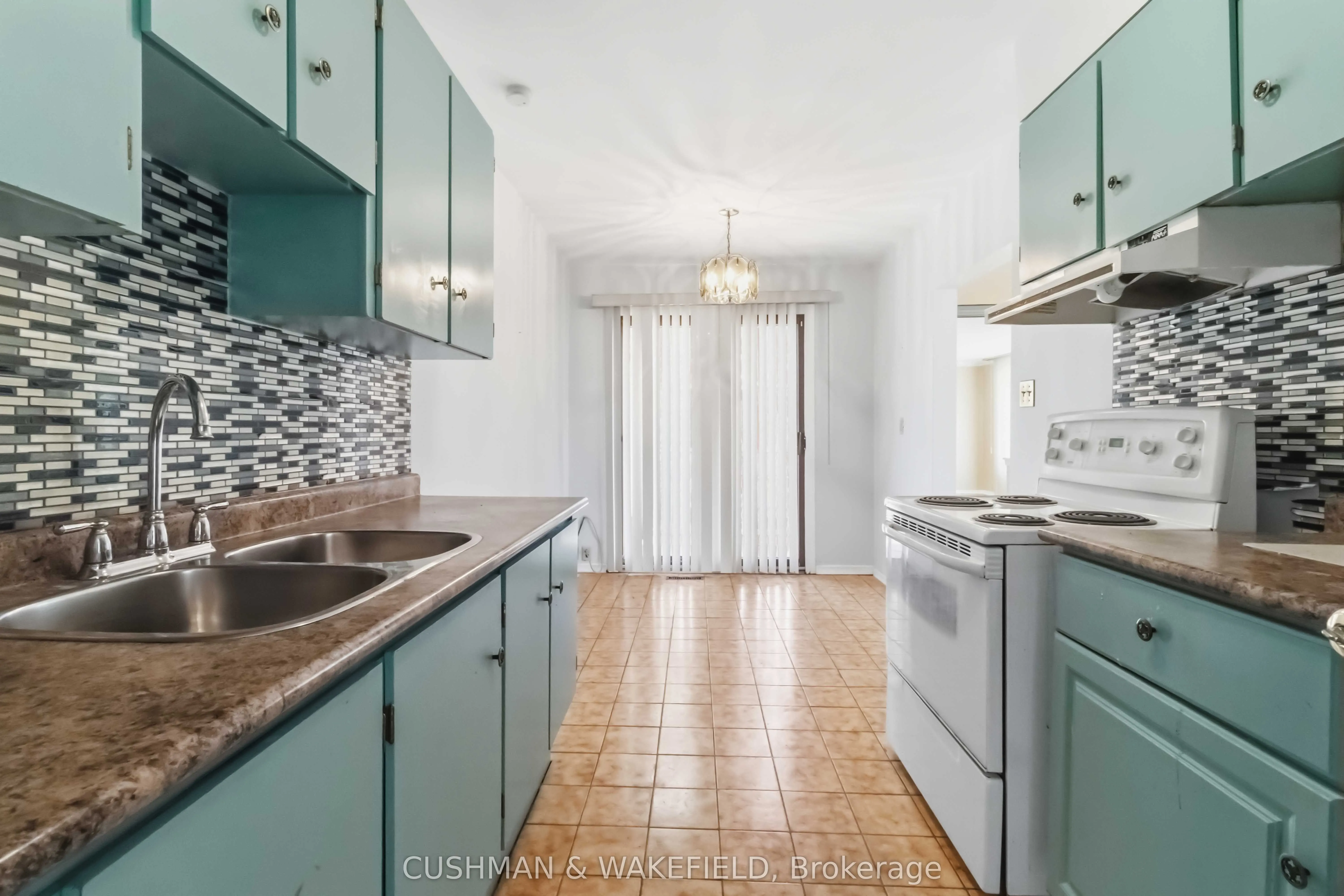 2492 Finch Avenue W