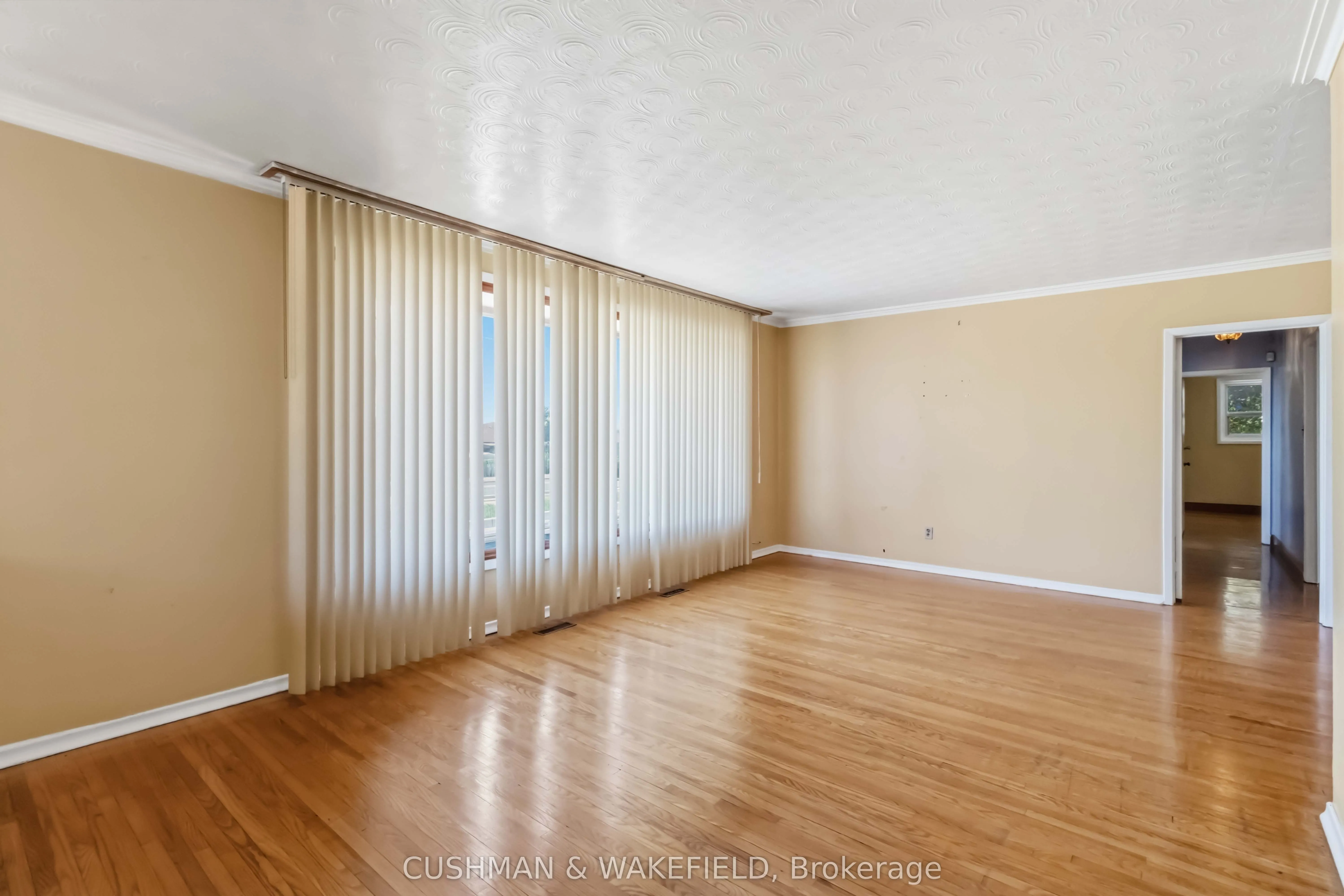 2492 Finch Avenue W