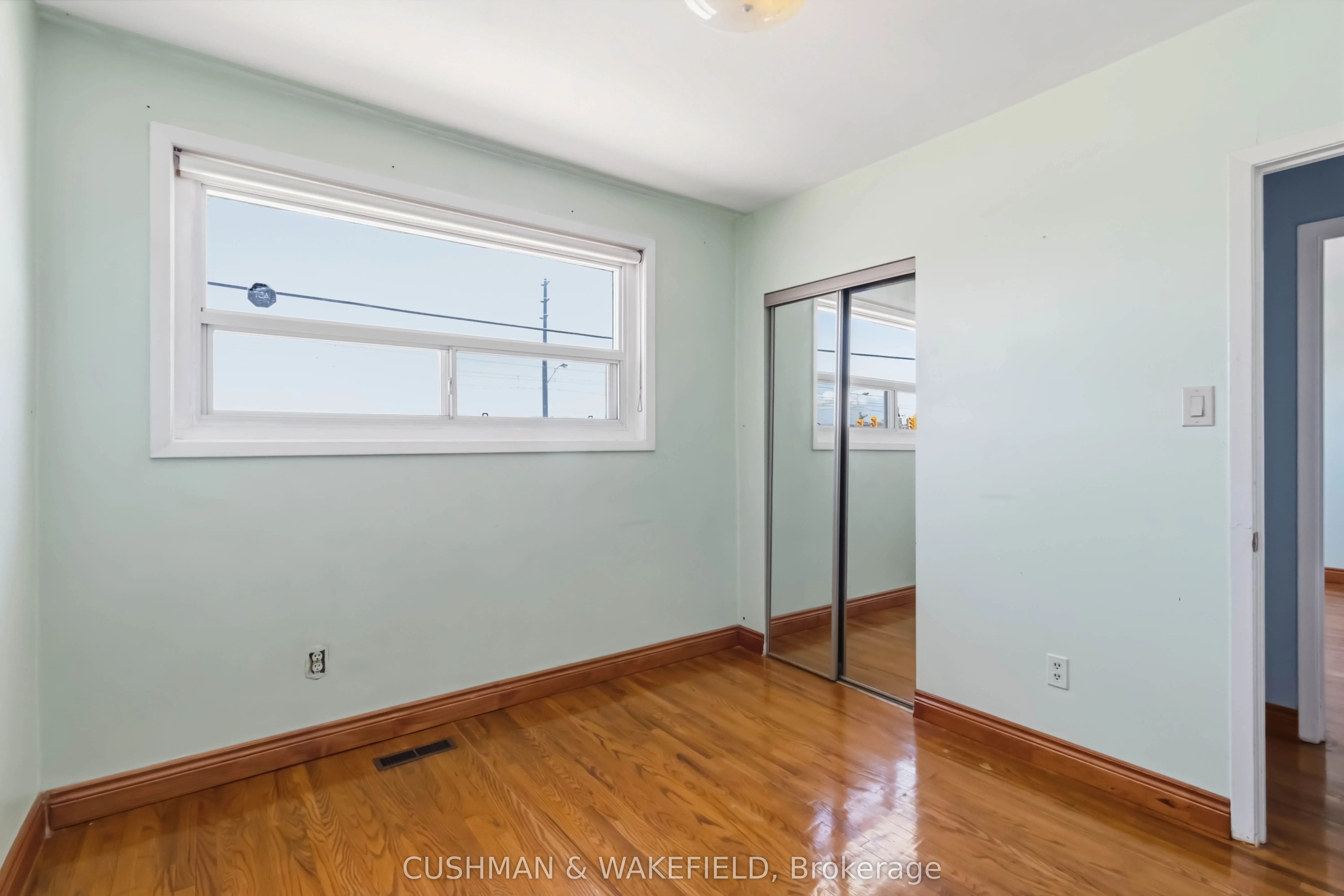 2492 Finch Avenue W