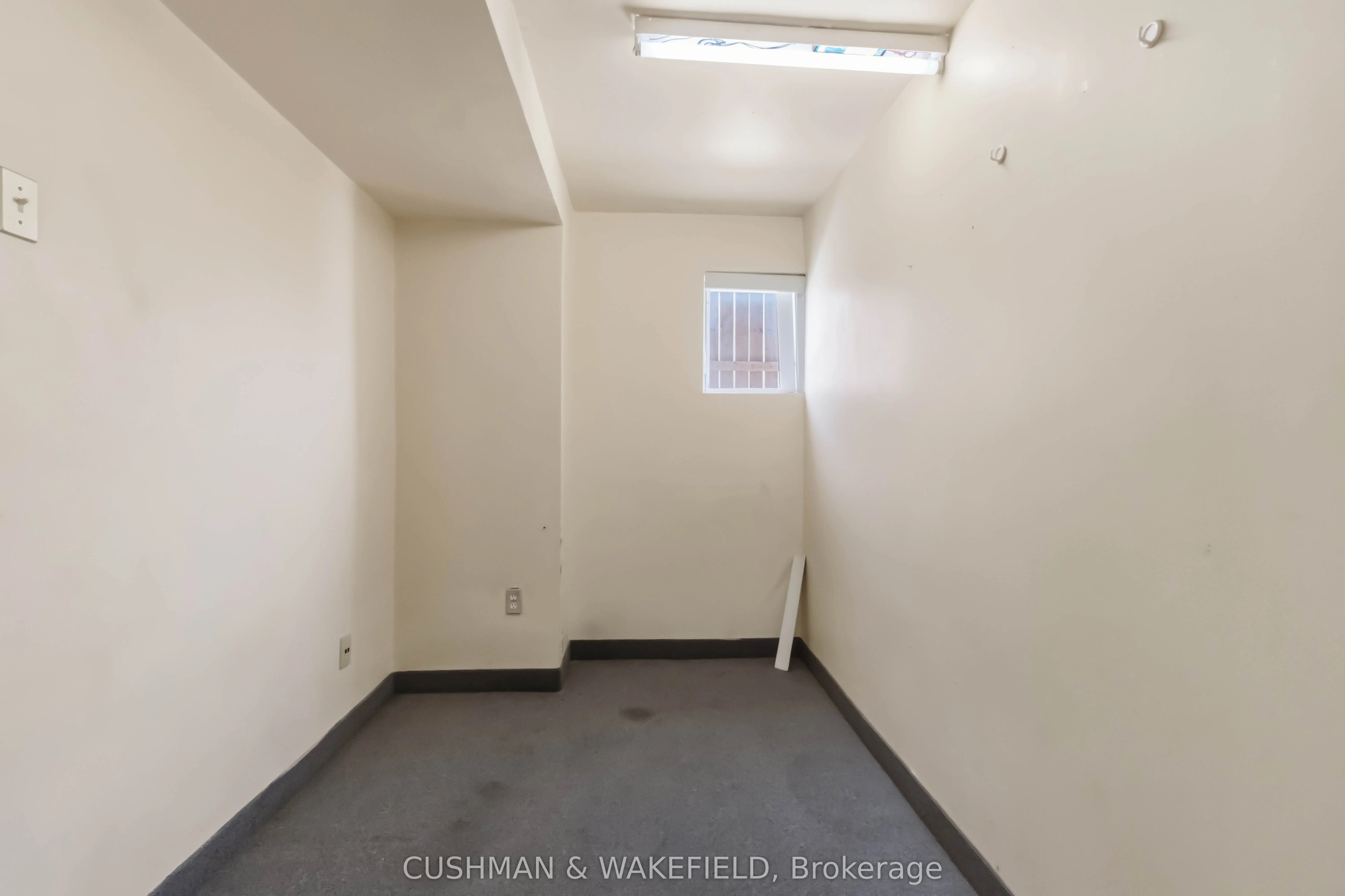 2492 Finch Avenue W