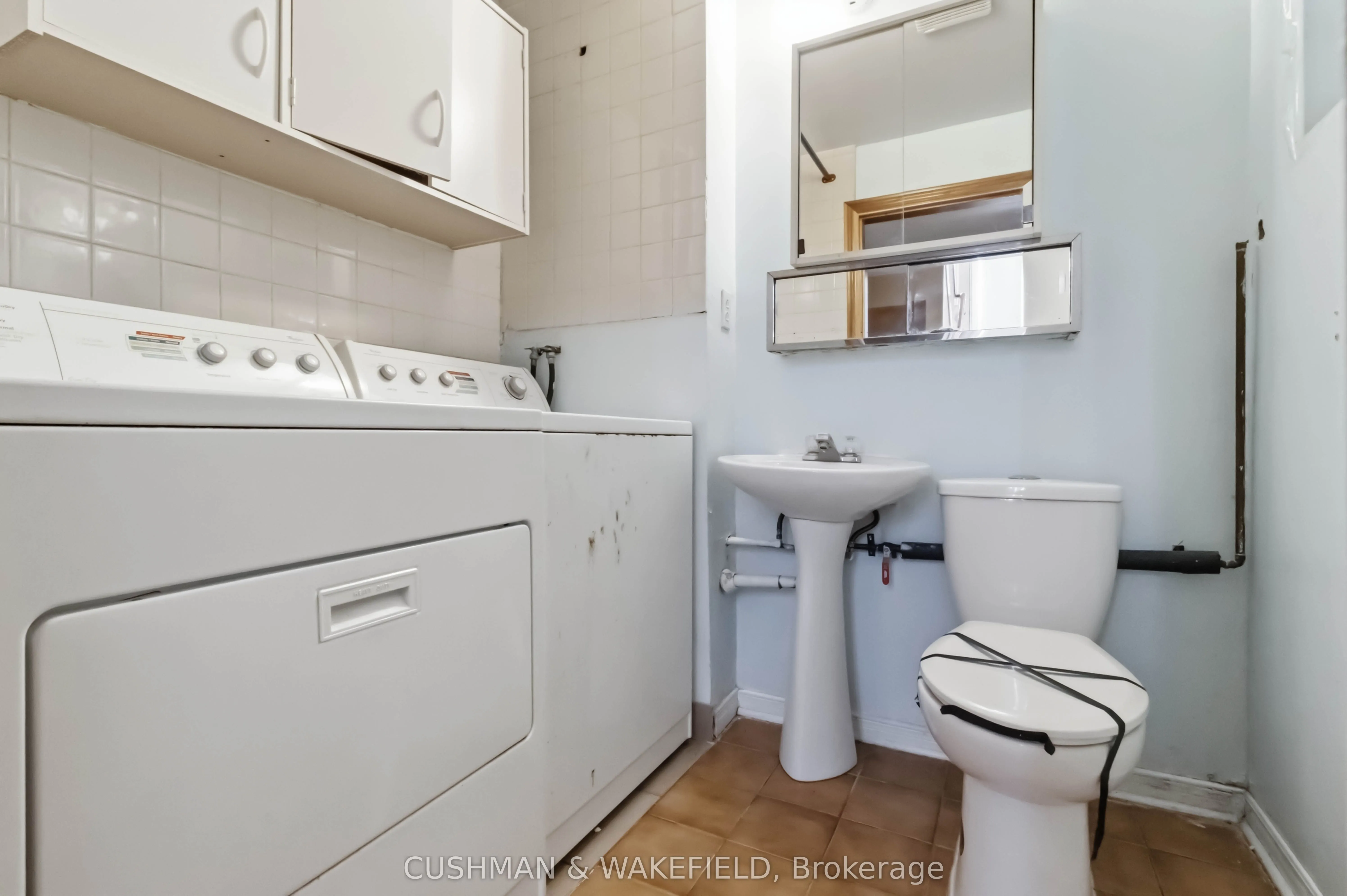2492 Finch Avenue W