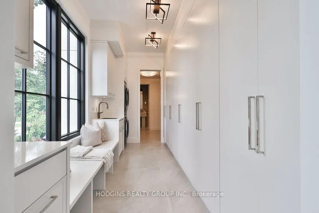 238 Mineola Road W