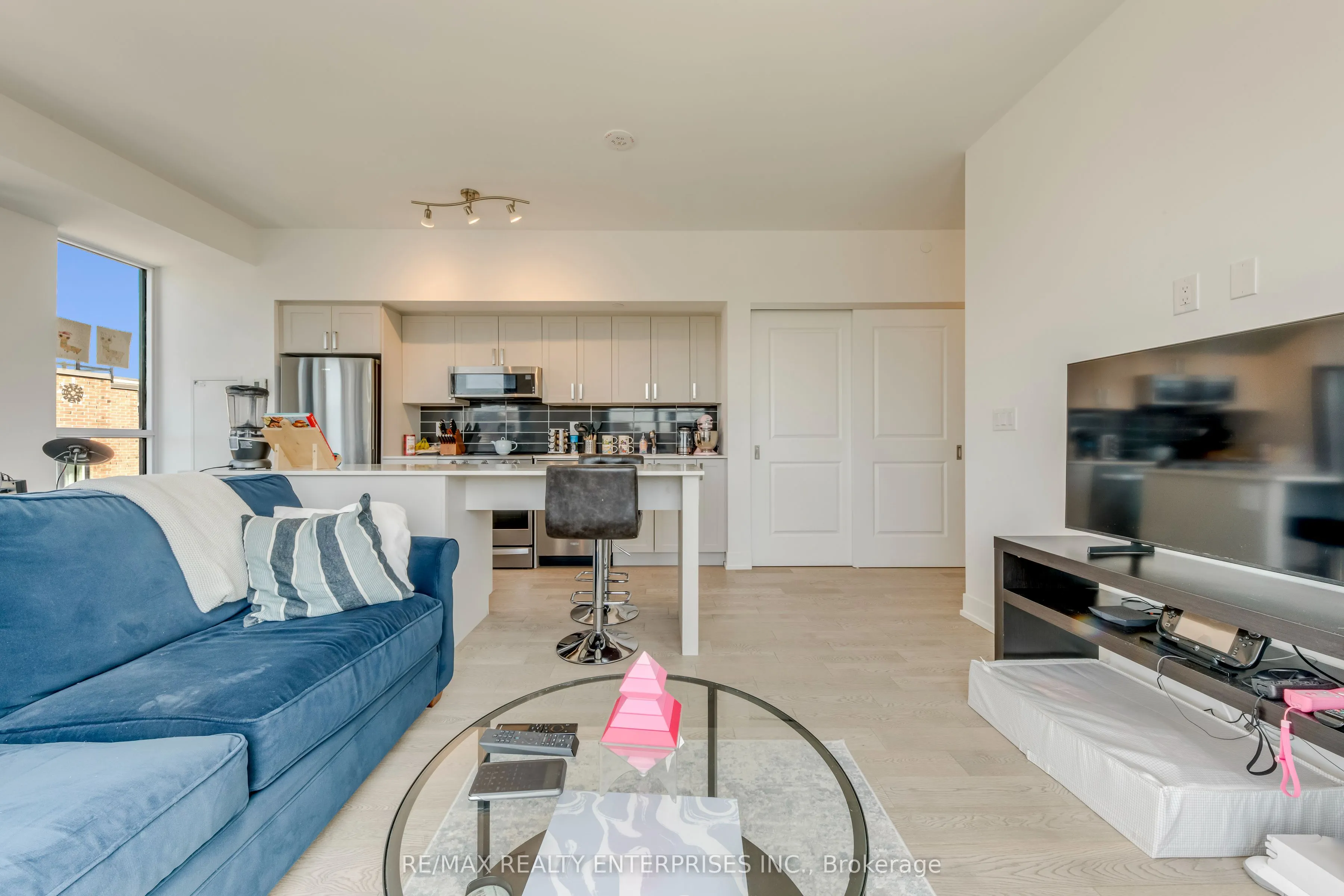 1063 Douglas McCurdy Common #312