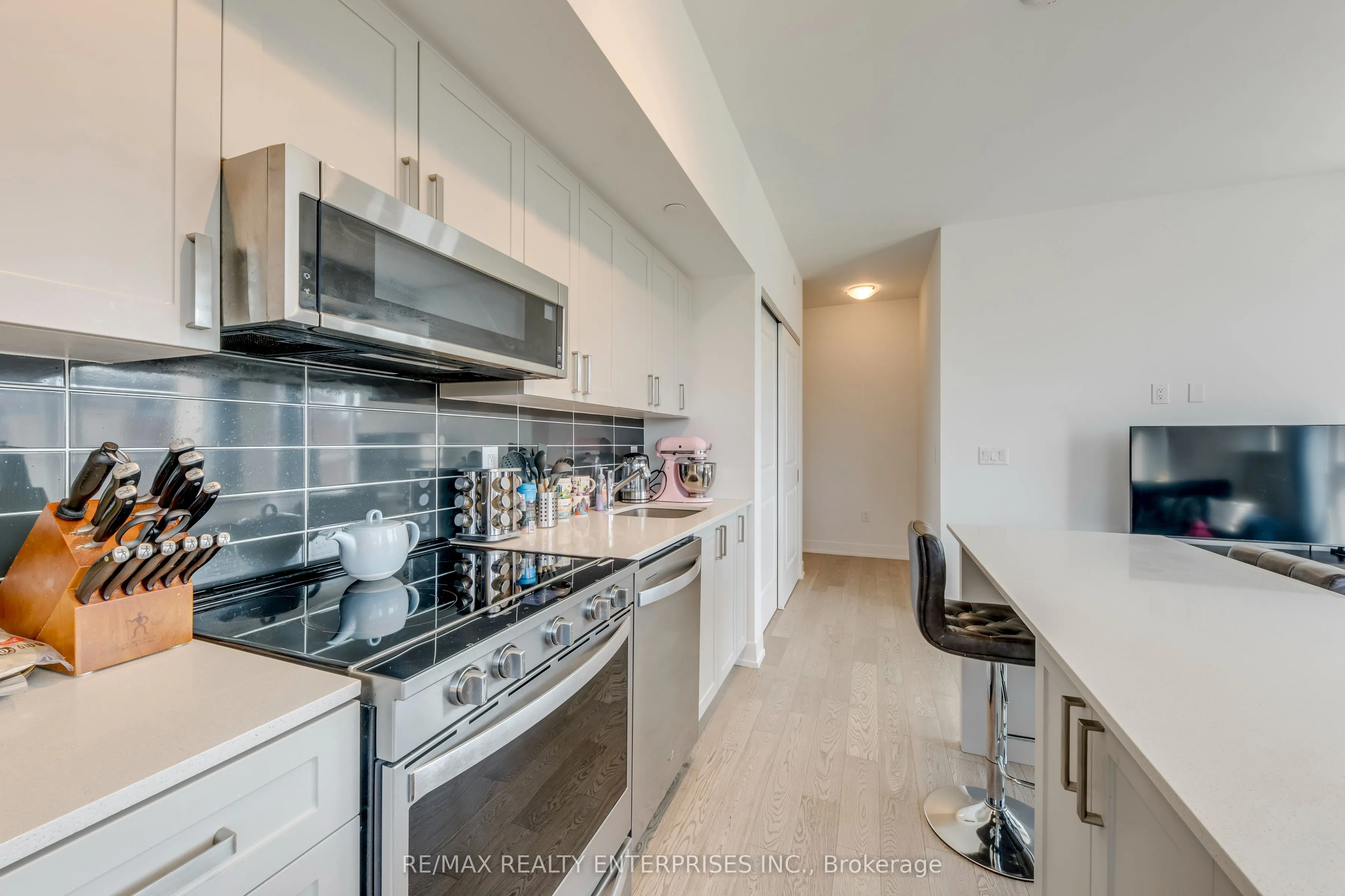 1063 Douglas McCurdy Common #312