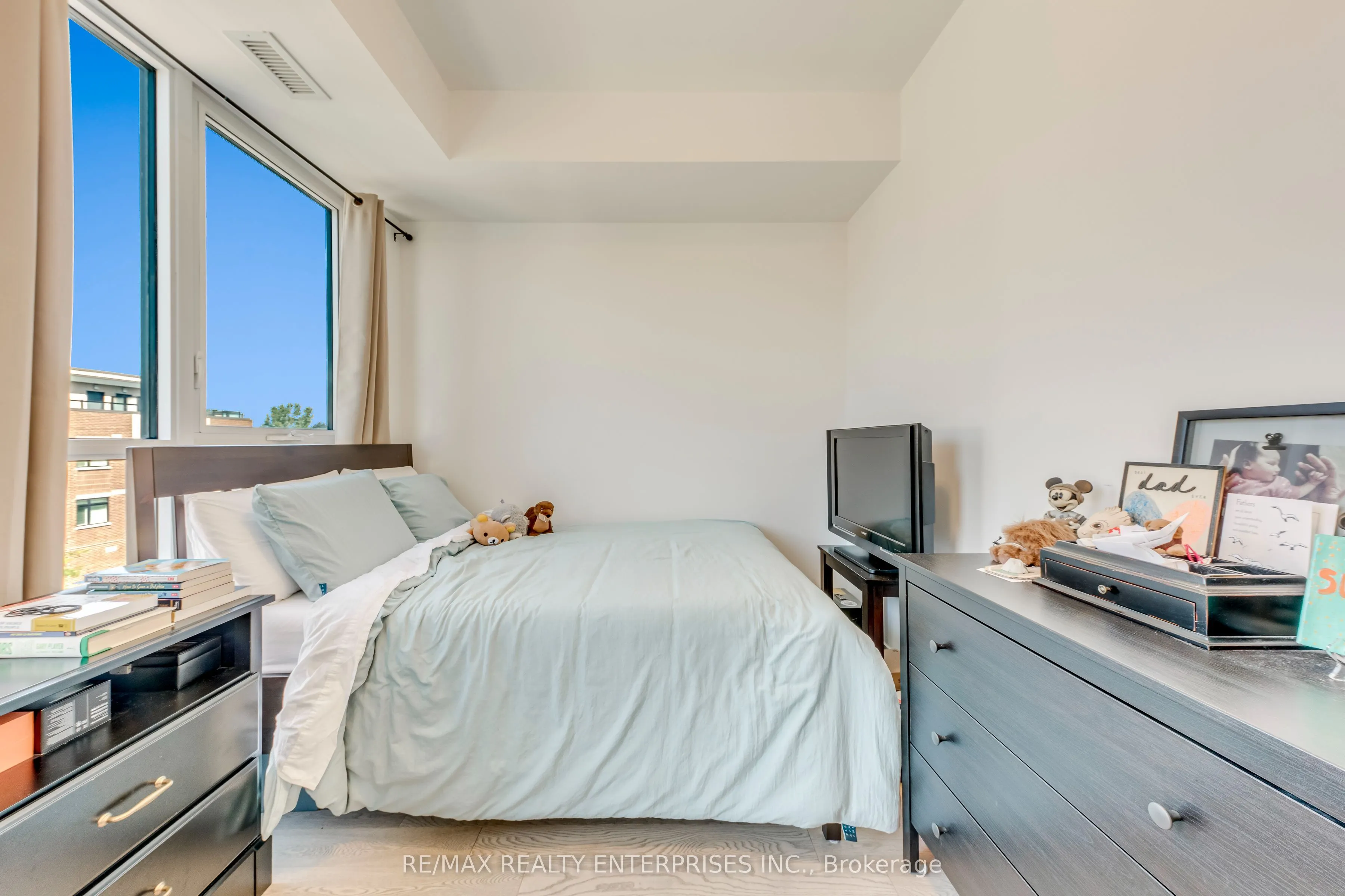 1063 Douglas McCurdy Common #312