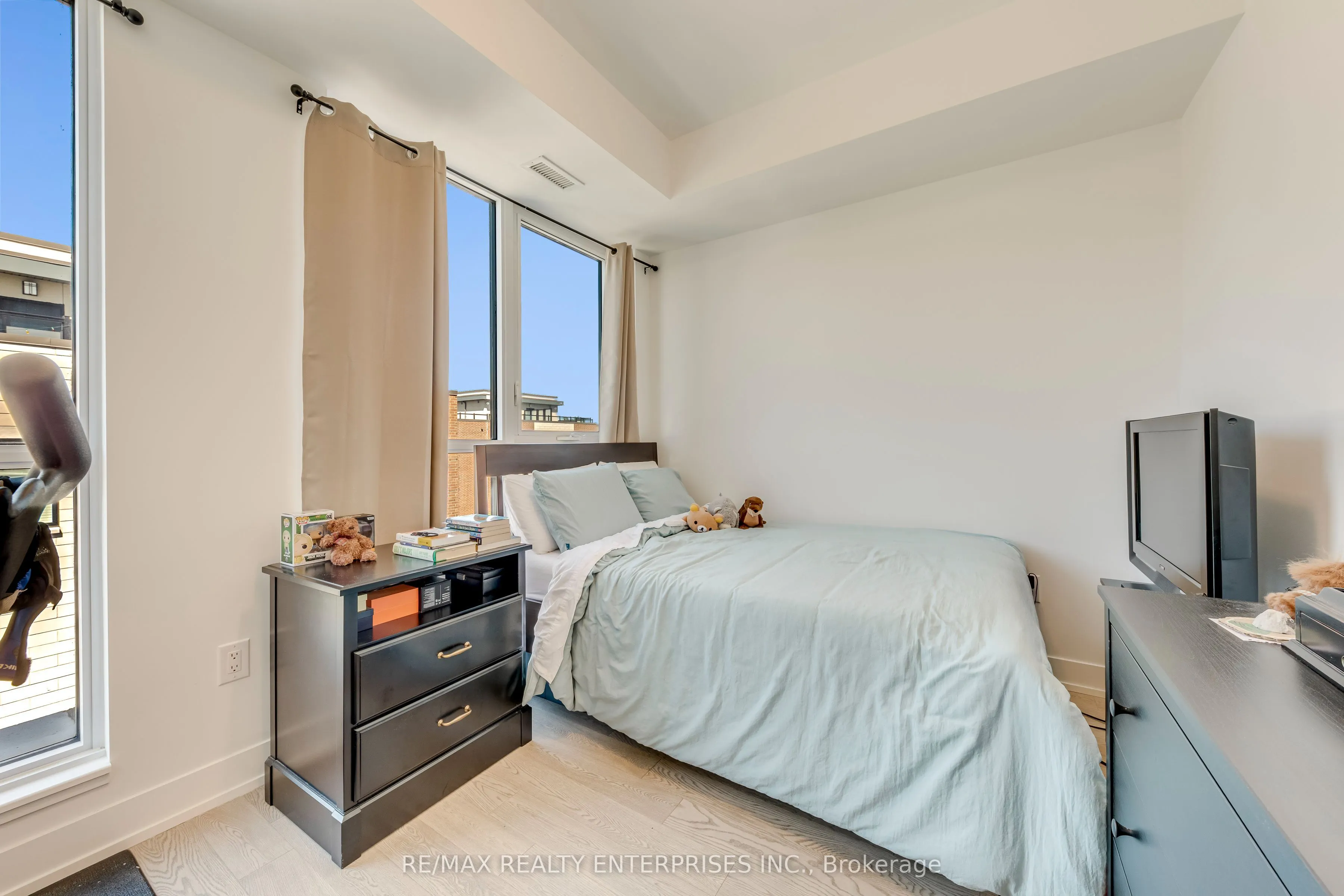 1063 Douglas McCurdy Common #312