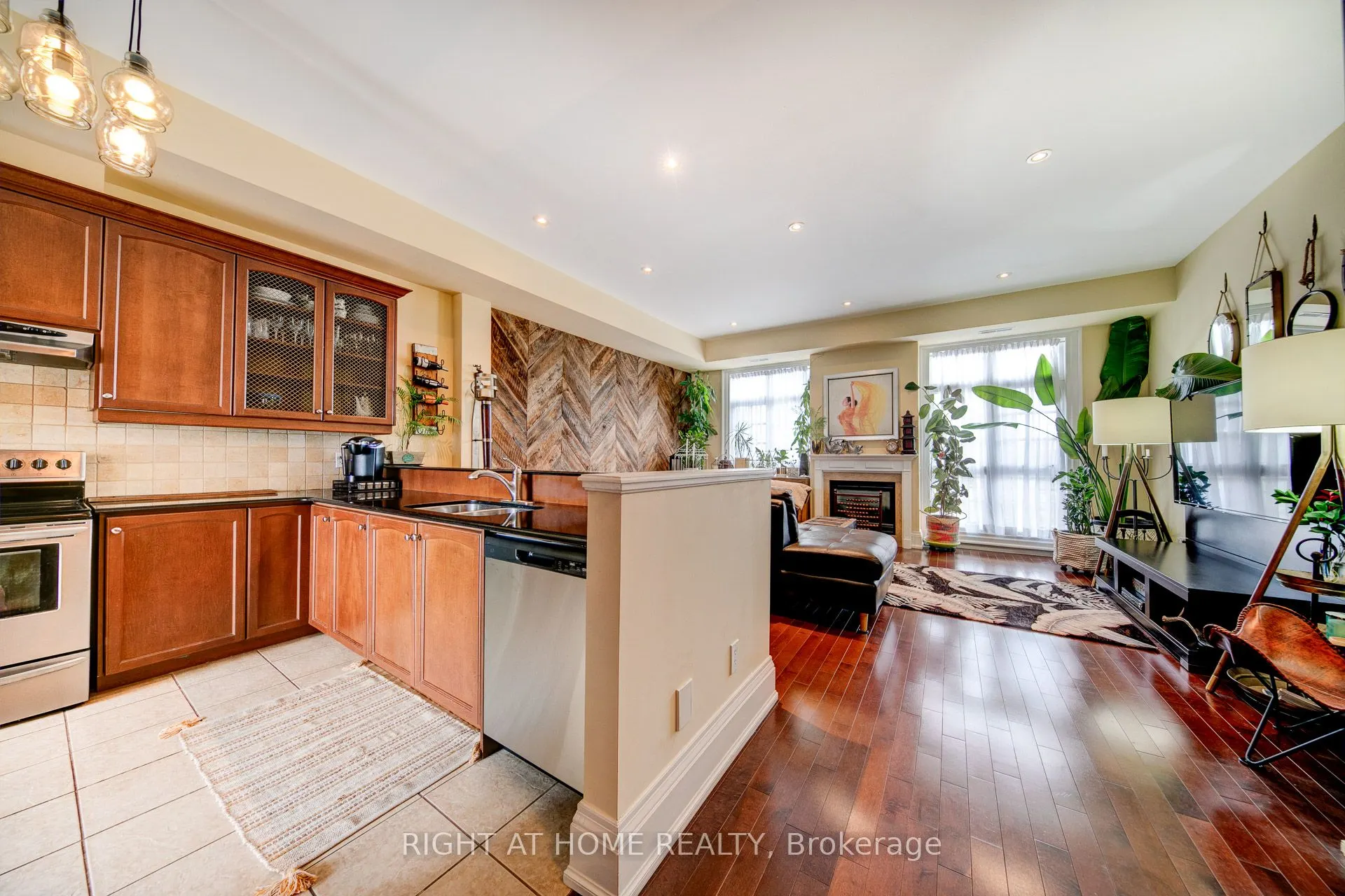 120 BRONTE Road #10