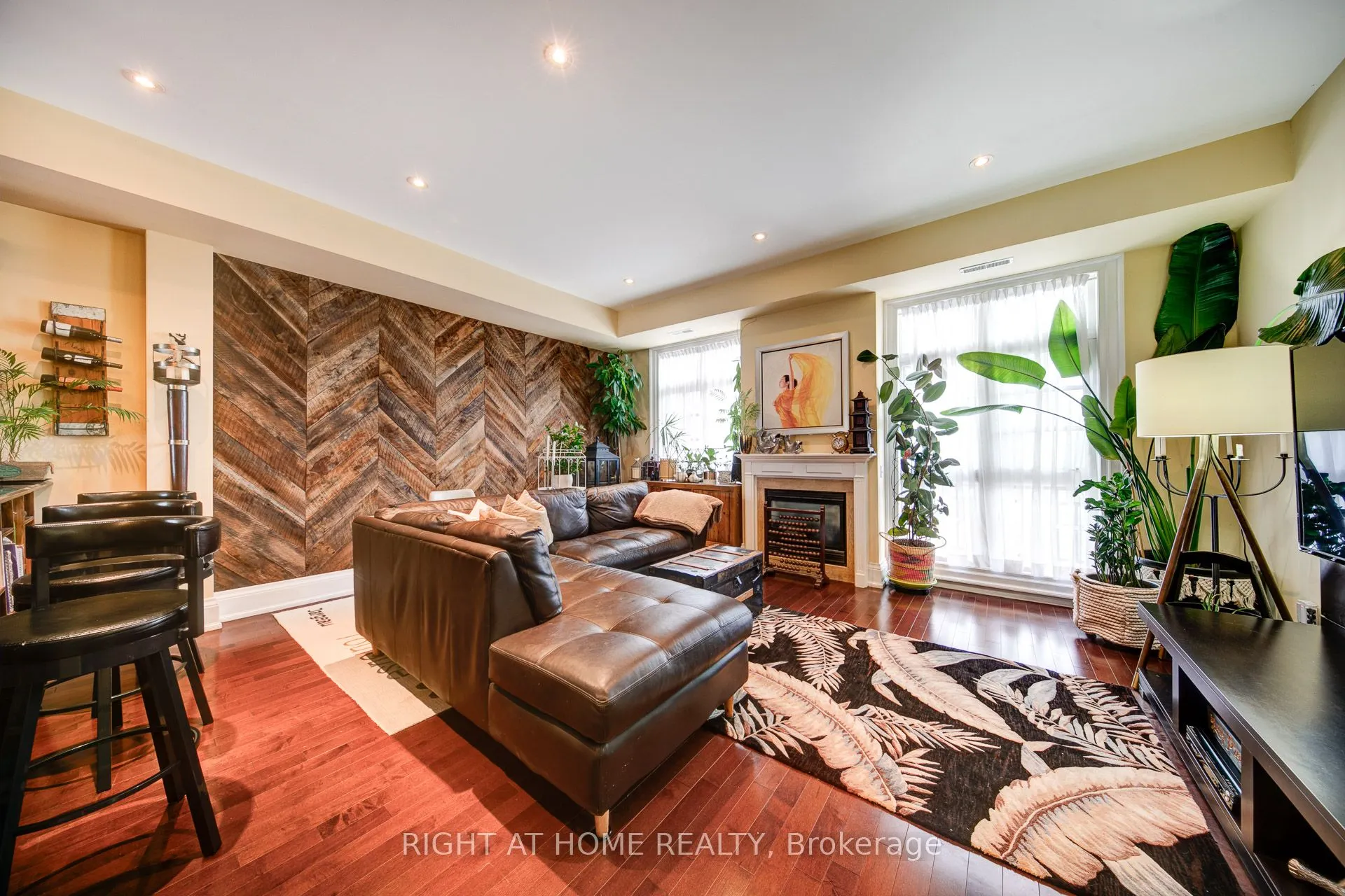 120 BRONTE Road #10