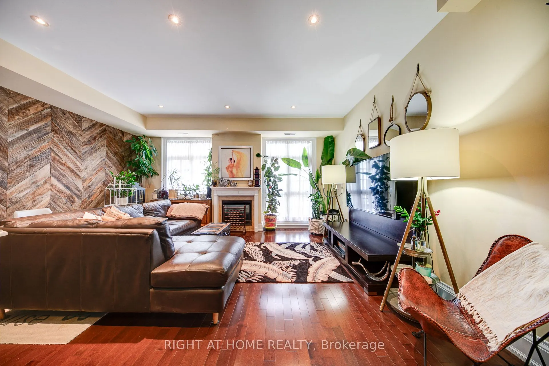 120 BRONTE Road #10