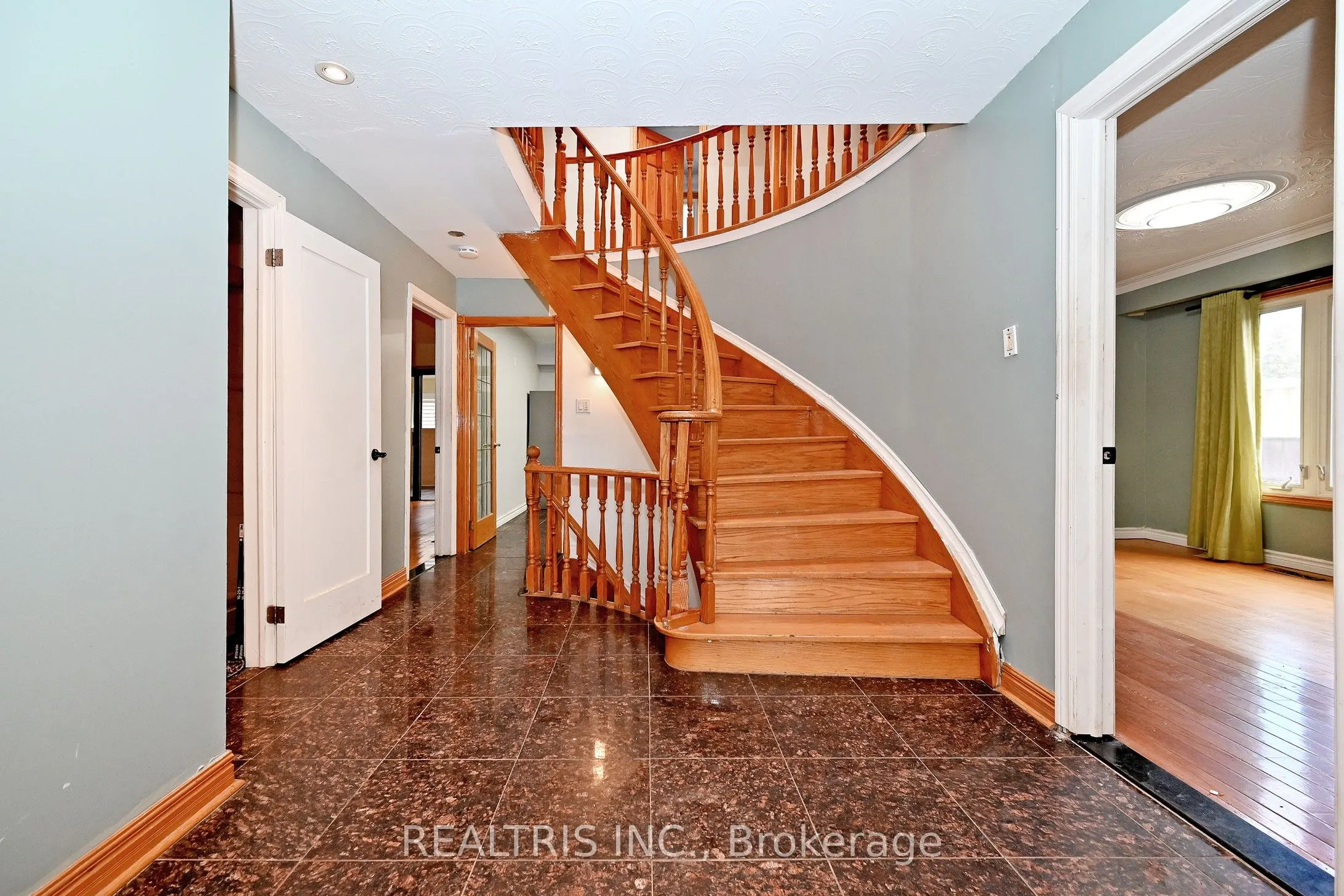 622 The Queensway