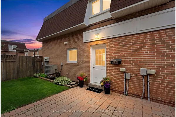 184 Town House Crescent