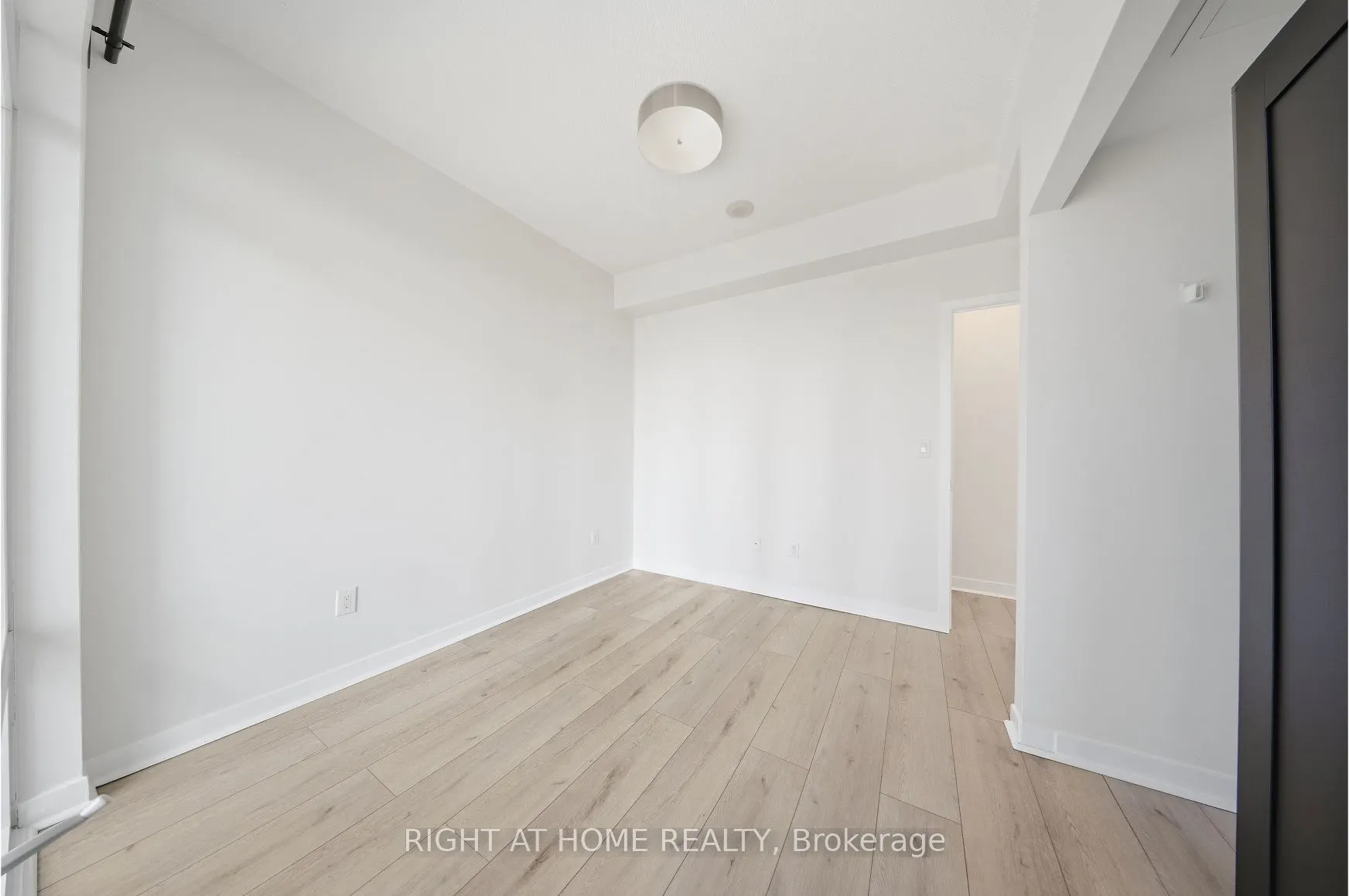 365 Prince Of Wales Drive #1105