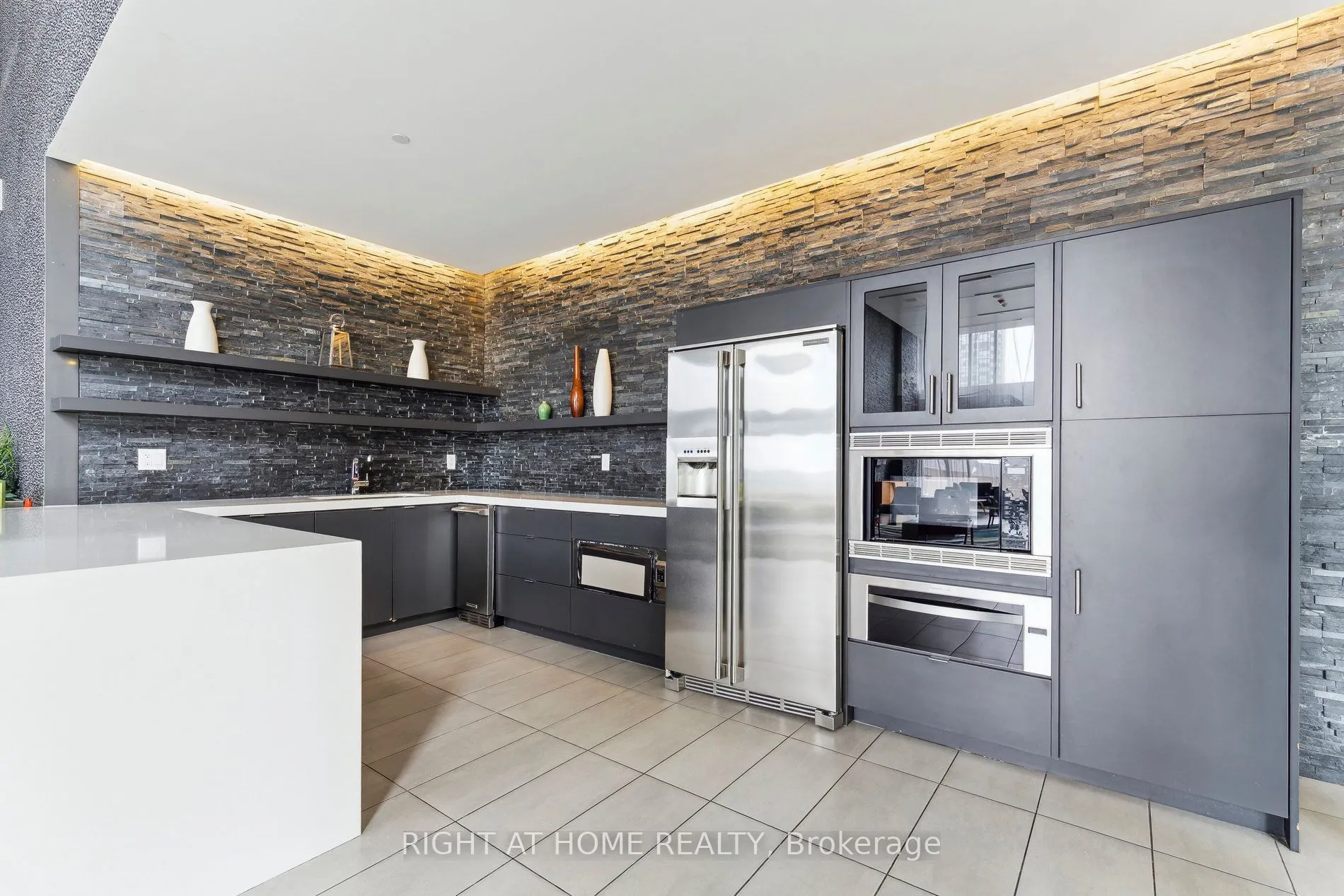 365 Prince Of Wales Drive #1105
