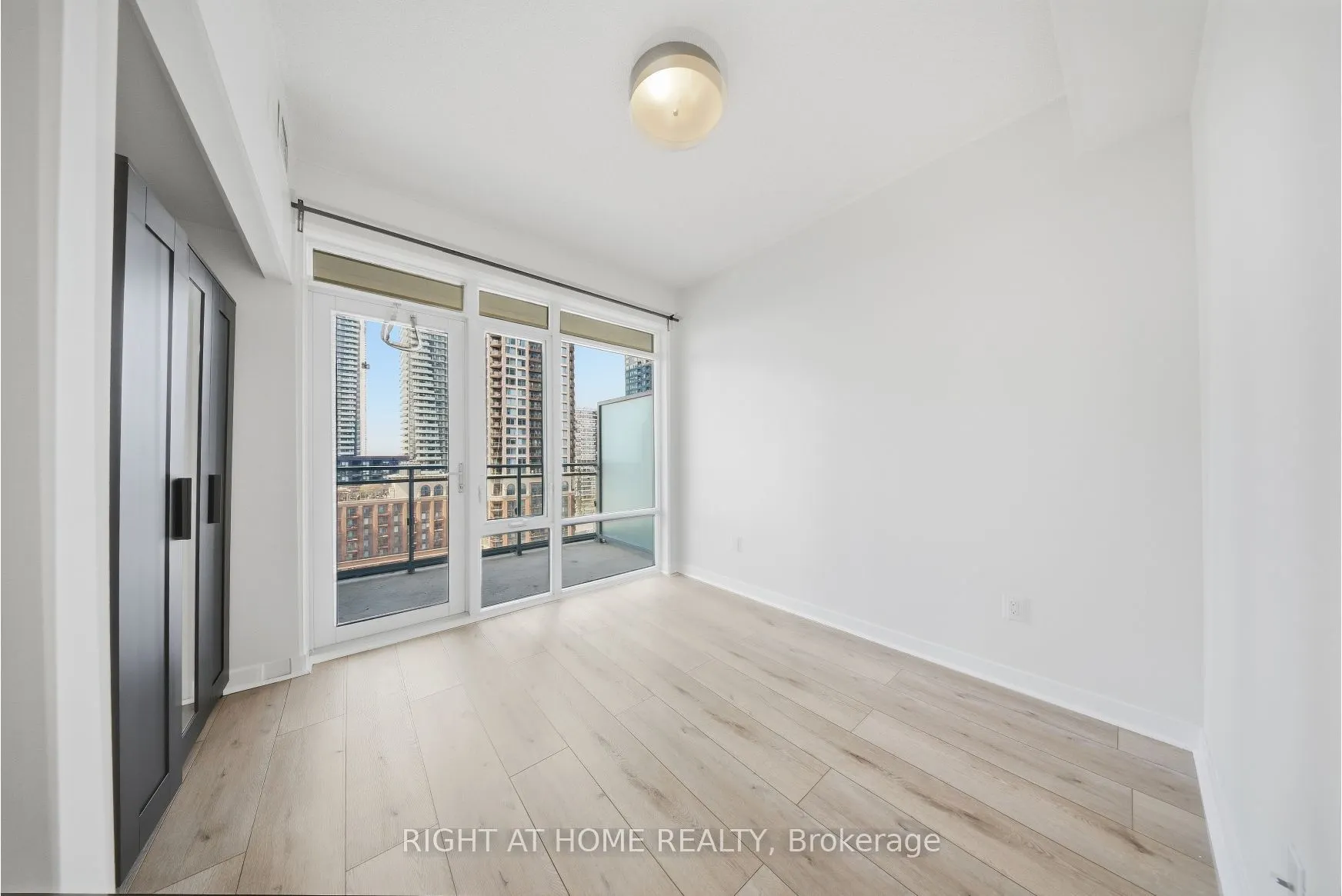 365 Prince Of Wales Drive #1105