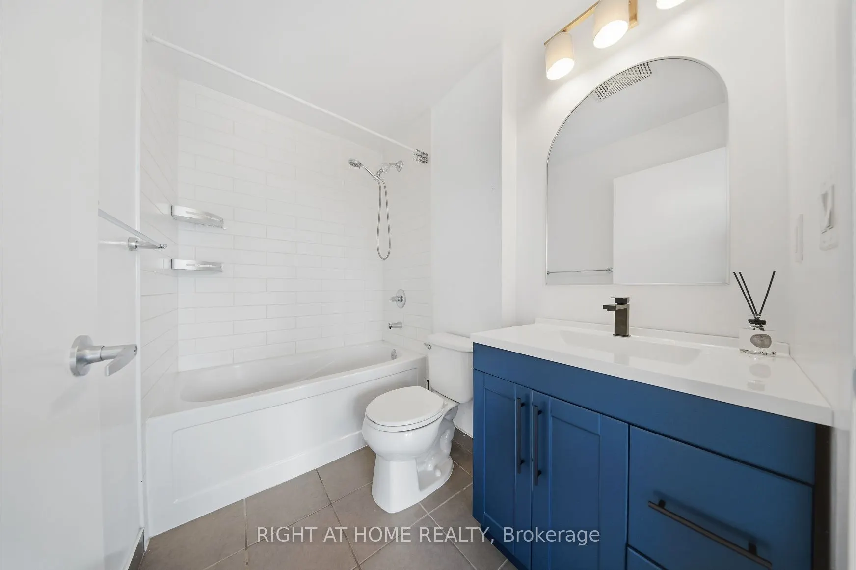 365 Prince Of Wales Drive #1105