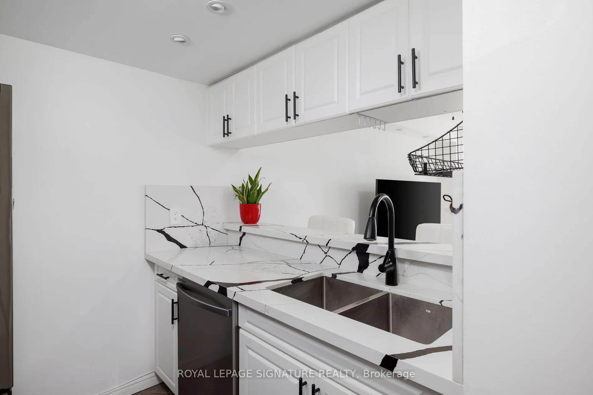 880 Dundas Street W #909