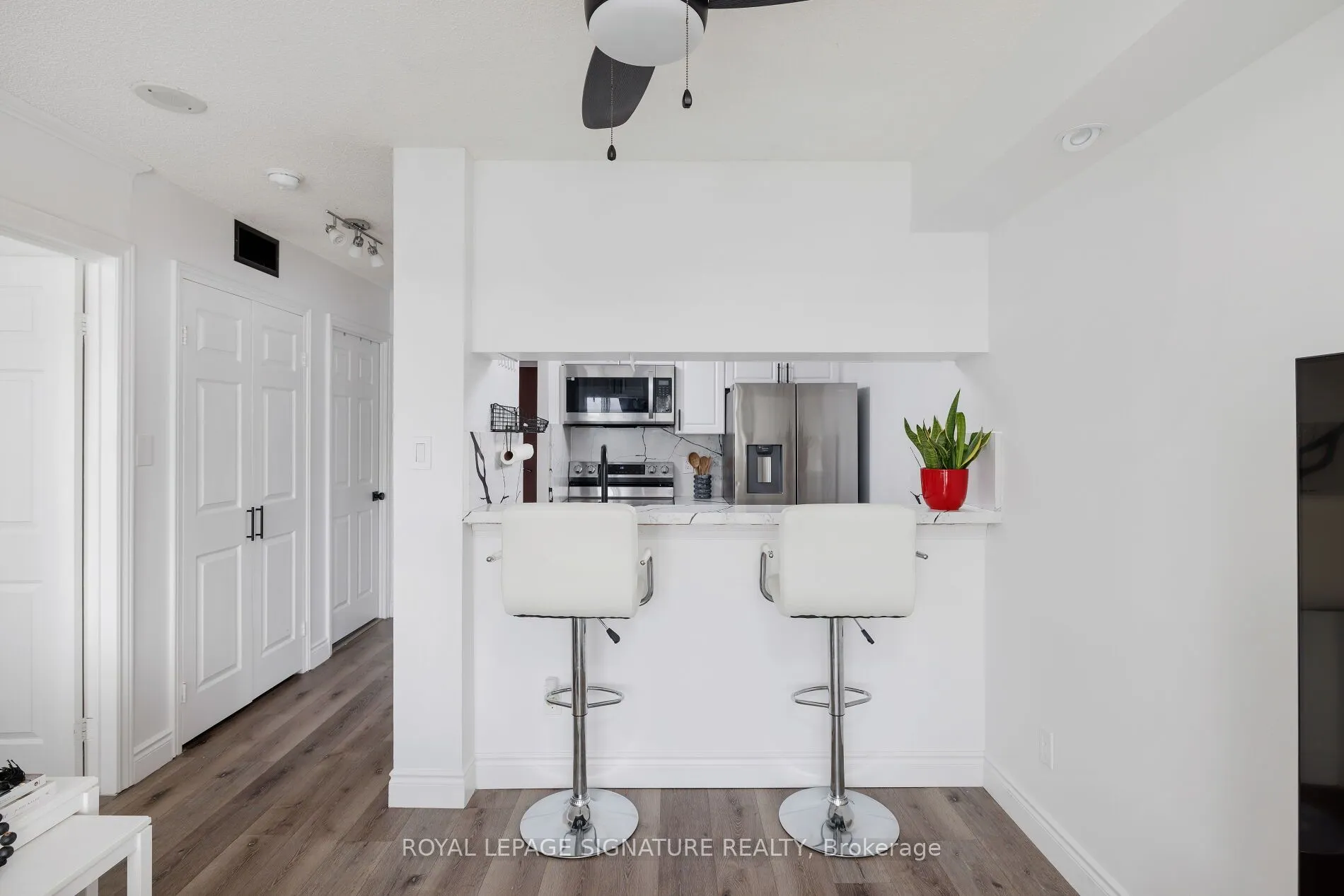880 Dundas Street W #909