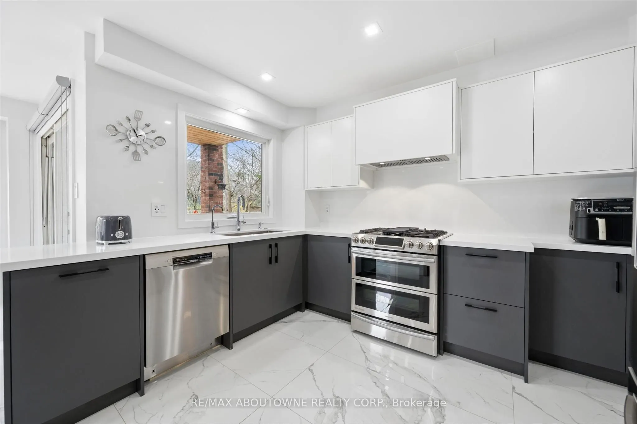 1194 Queen Victoria Avenue