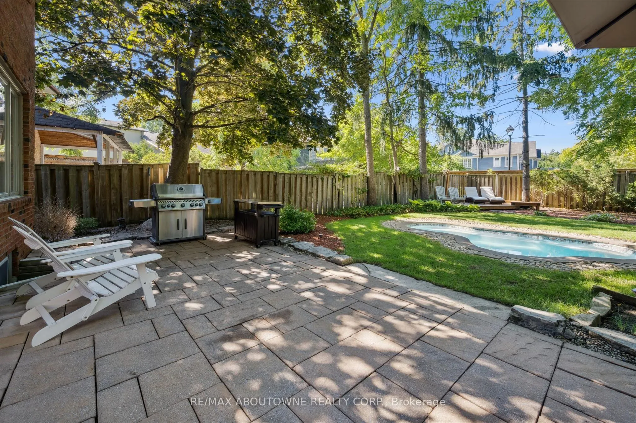 1194 Queen Victoria Avenue