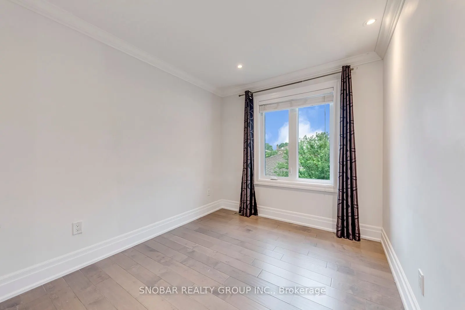 1 Aura Lea Boulevard