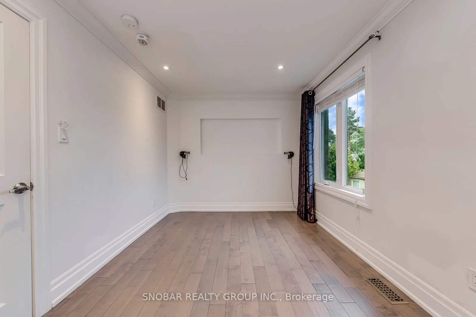 1 Aura Lea Boulevard