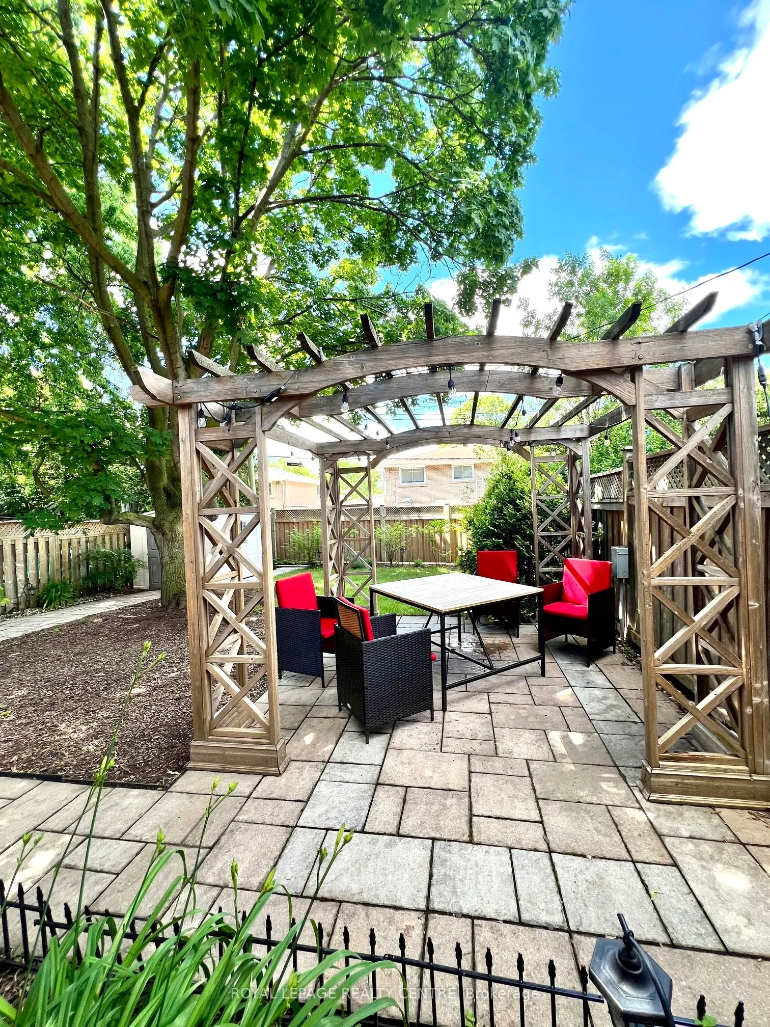 1319 Redbank Crescent