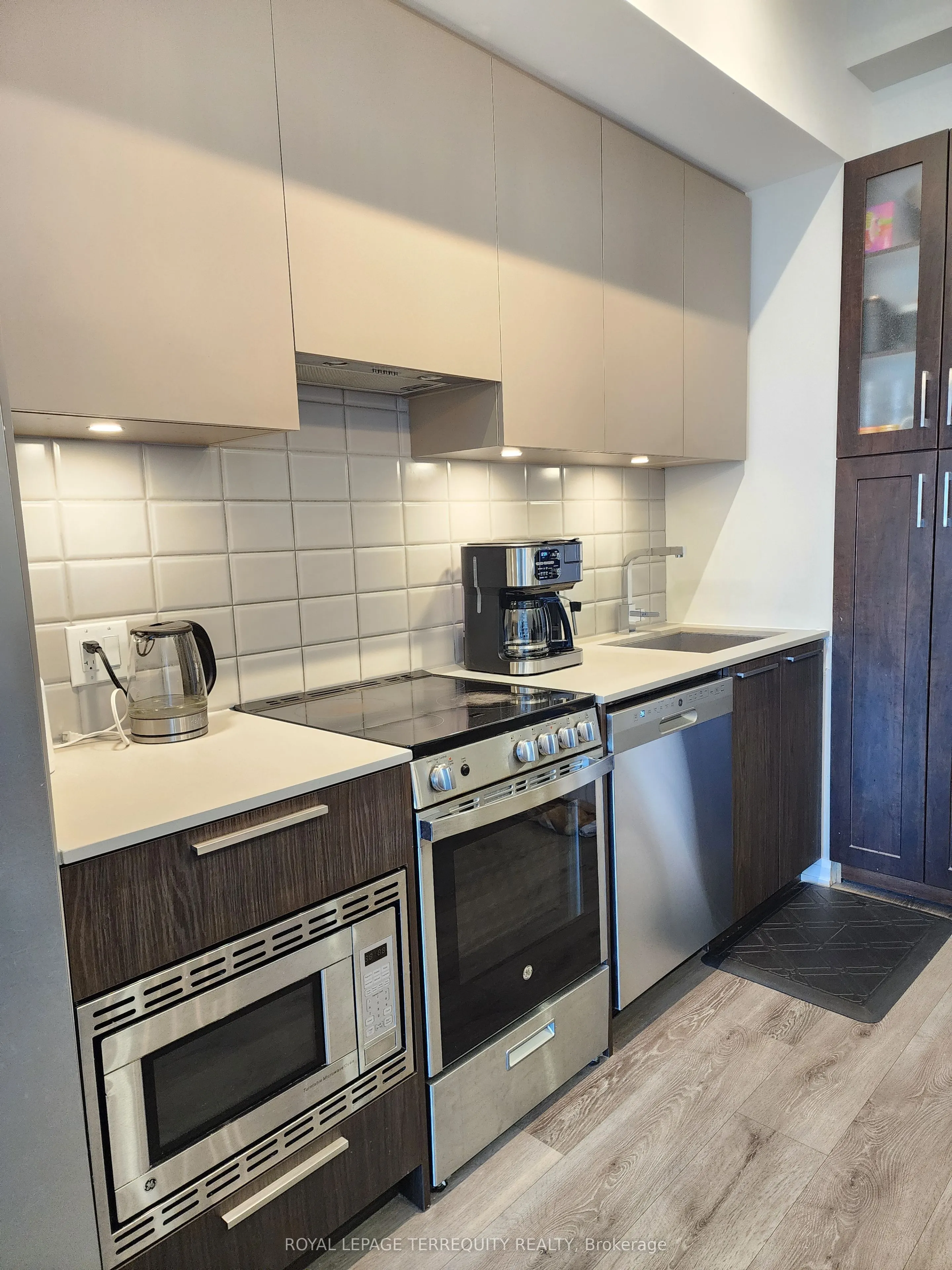 4208 Dundas Street W #610