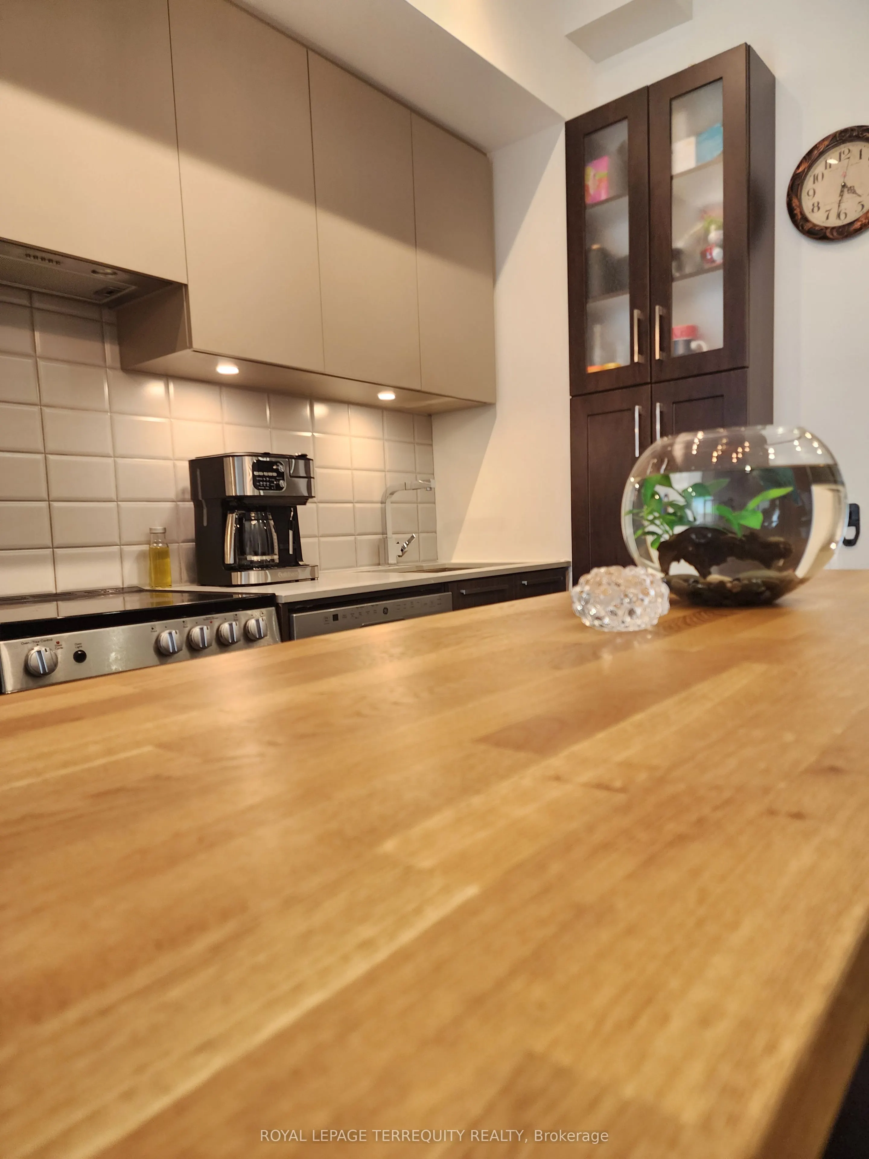 4208 Dundas Street W #610