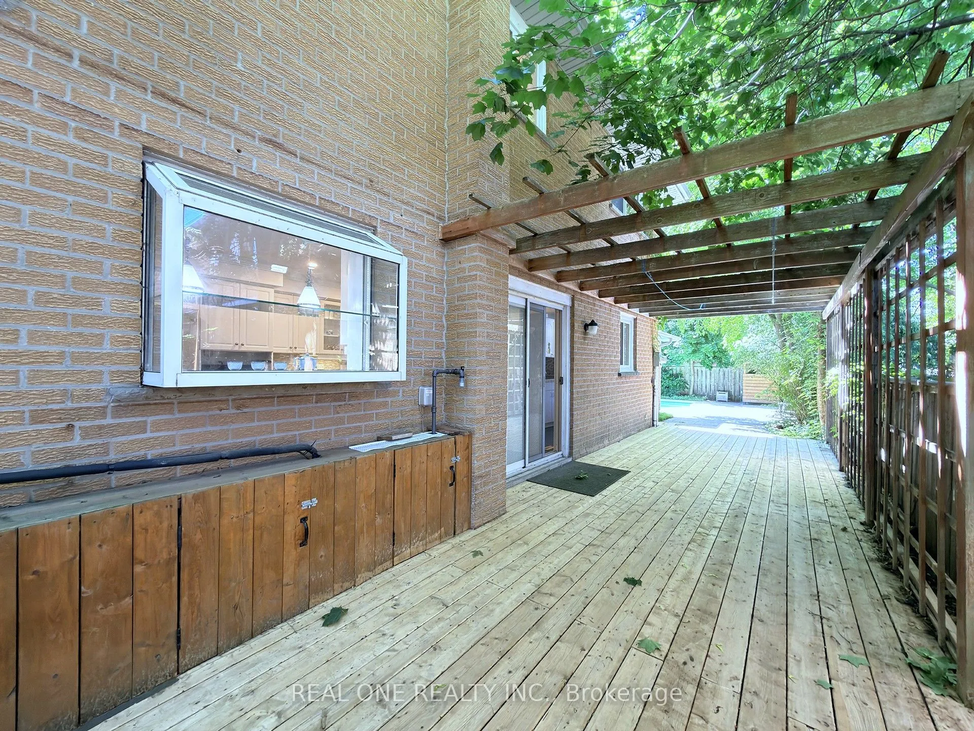 1585 Crombie Road