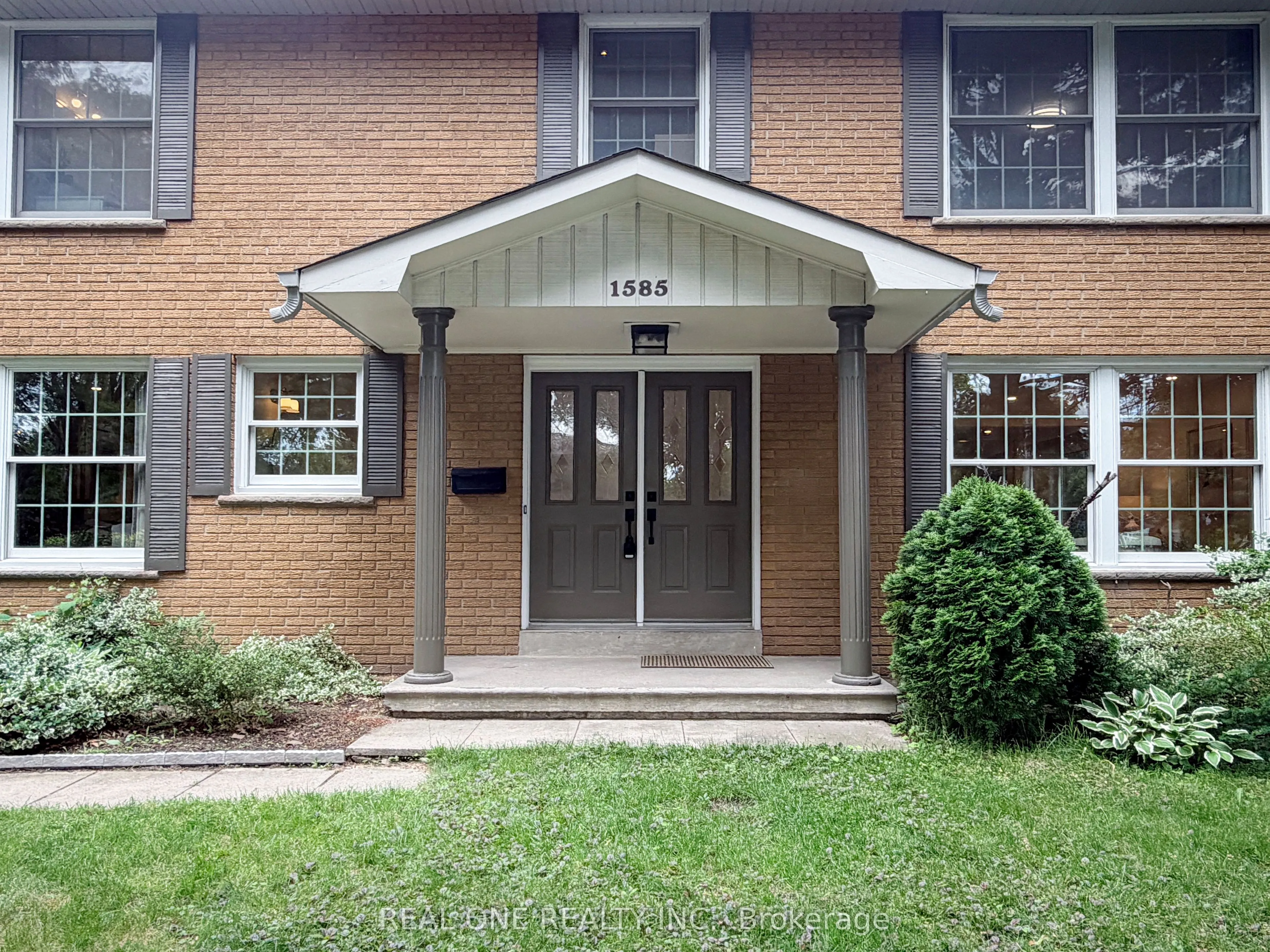 1585 Crombie Road