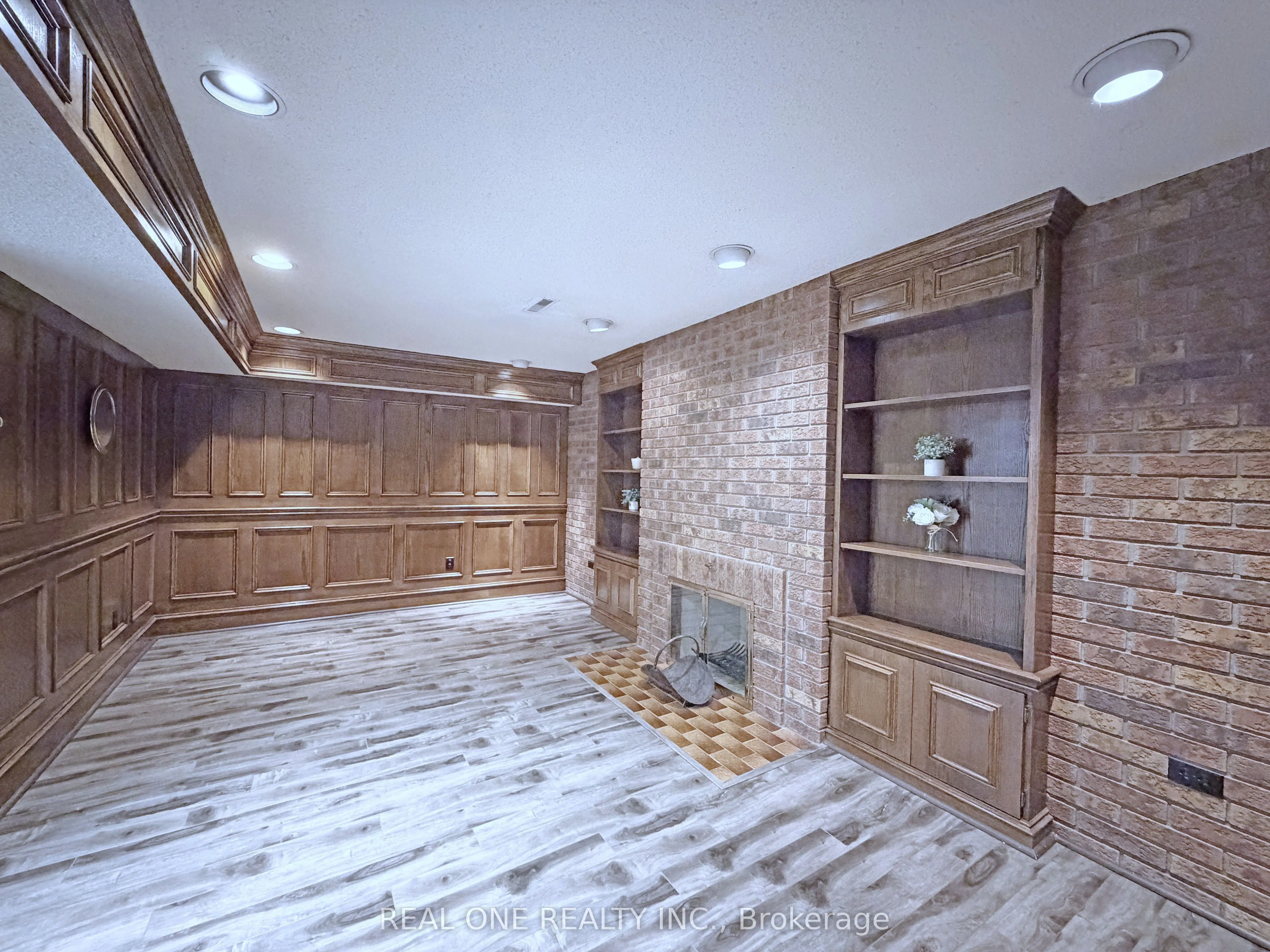 1585 Crombie Road