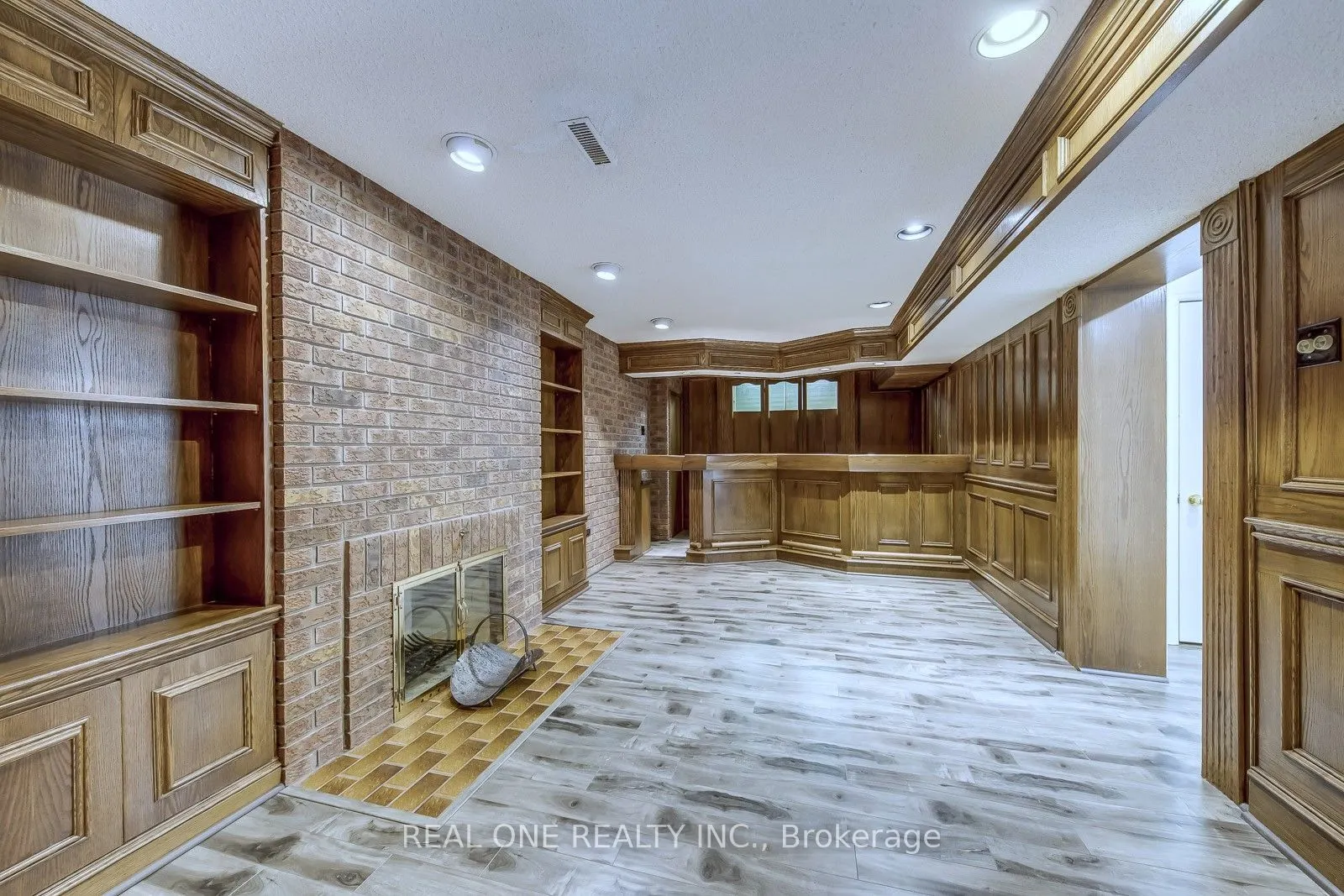 1585 Crombie Road