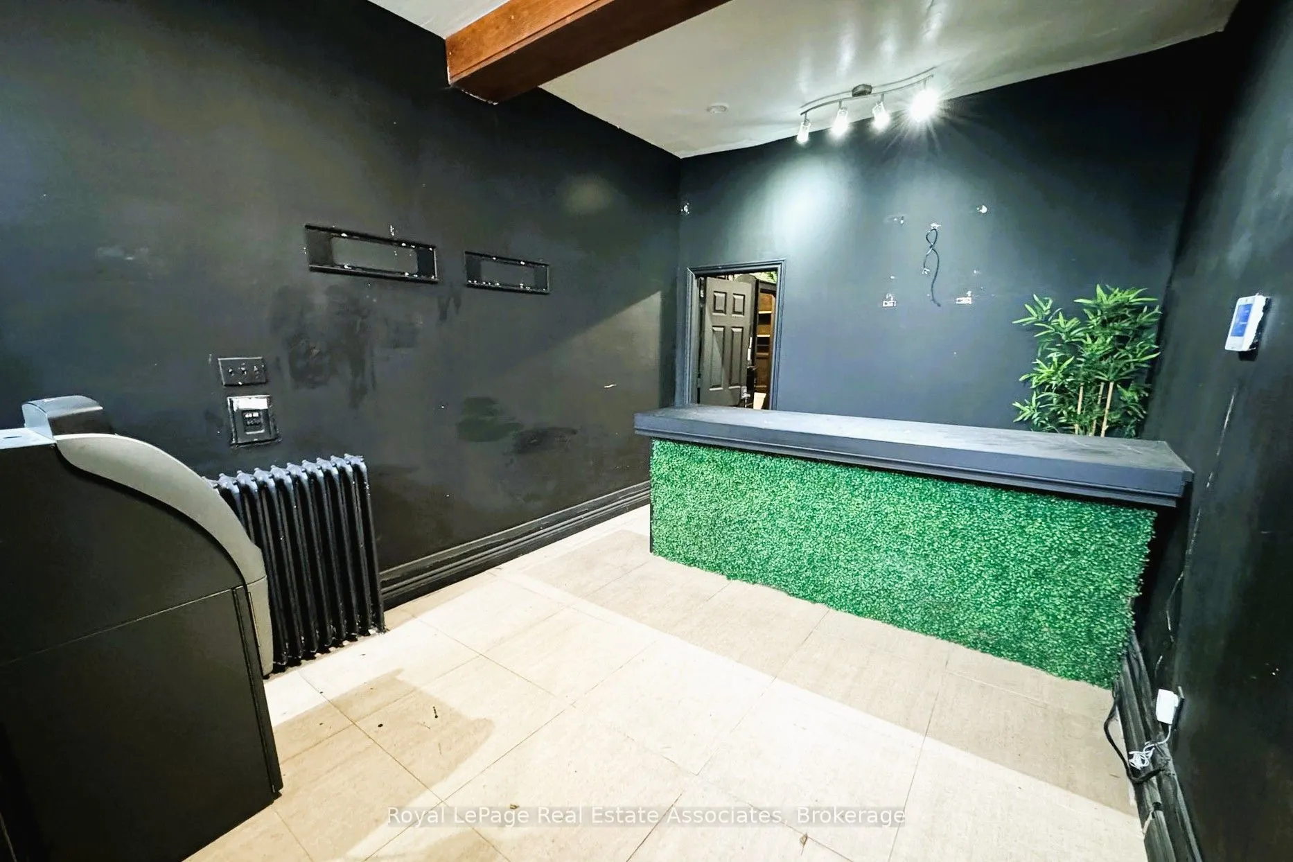 1537 Queen Street W #A