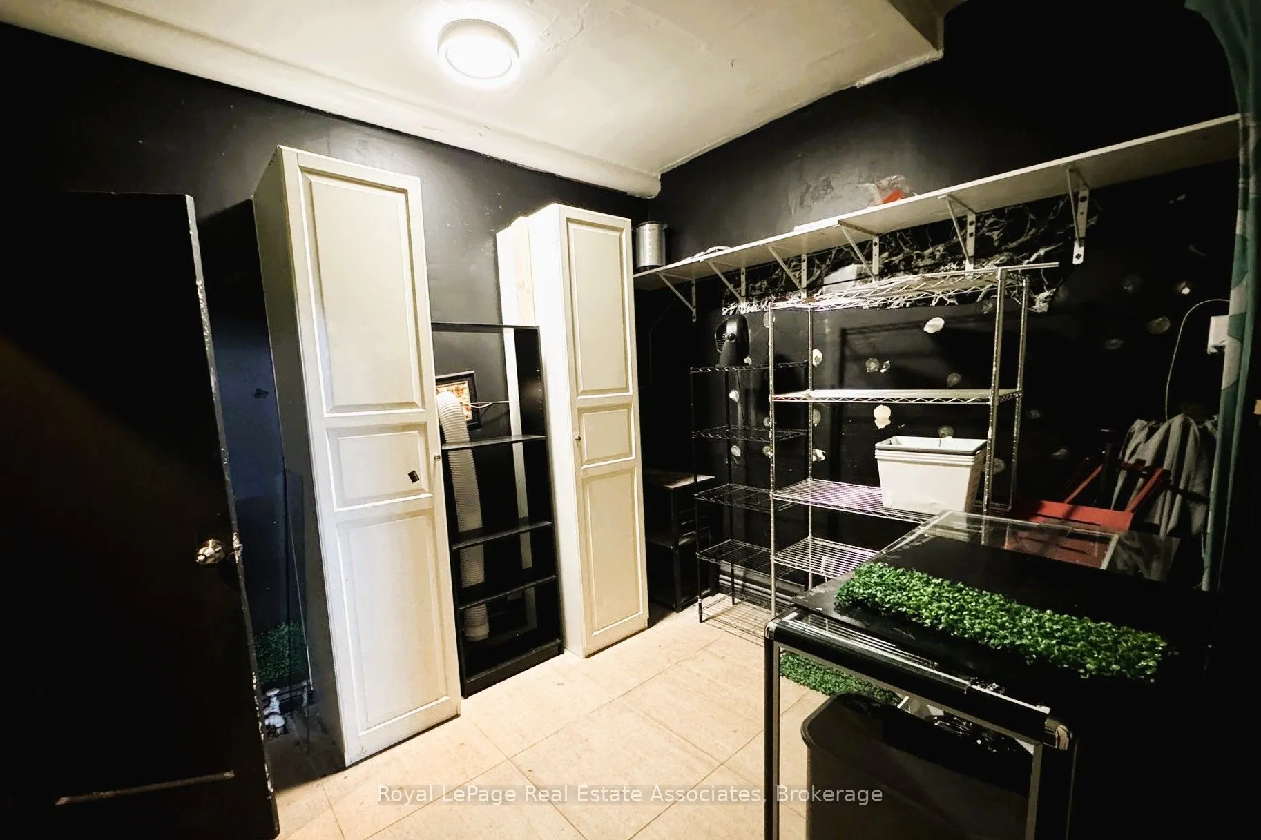 1537 Queen Street W #A