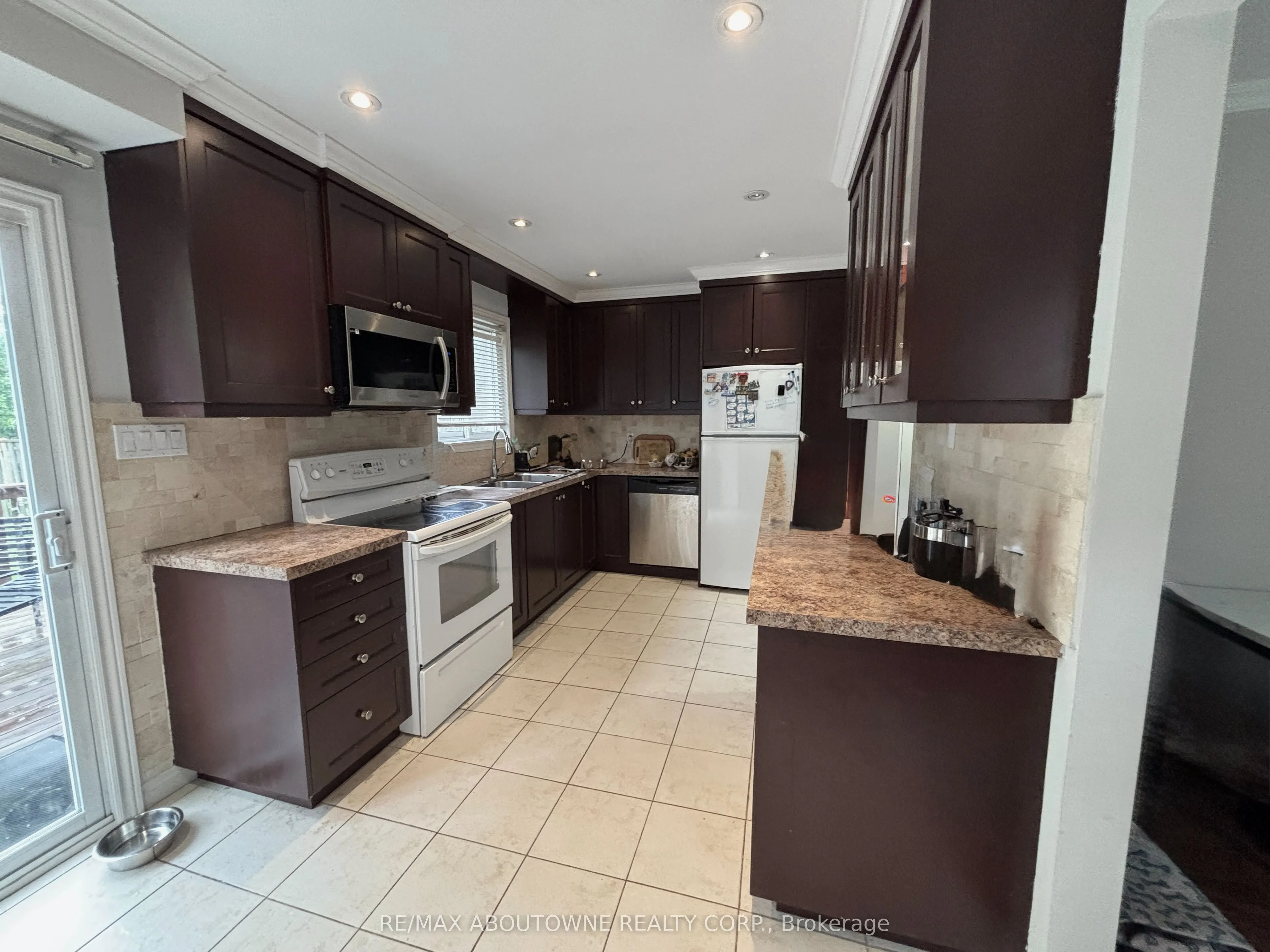 3072 Patrick Crescent