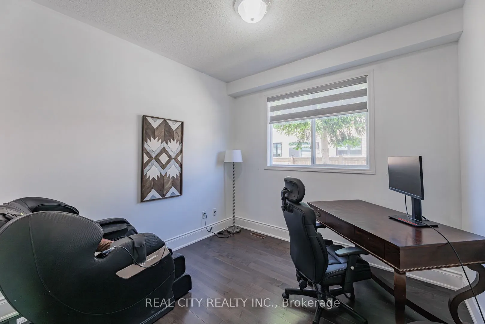 1580 Earl Crescent