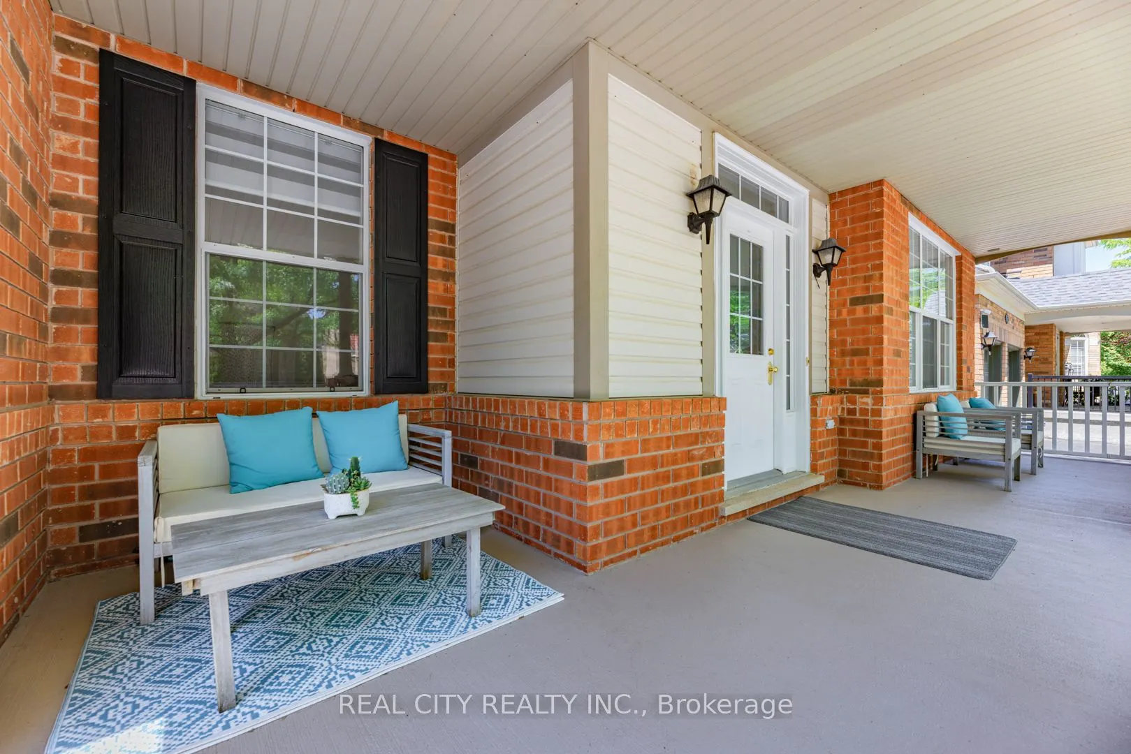 1580 Earl Crescent