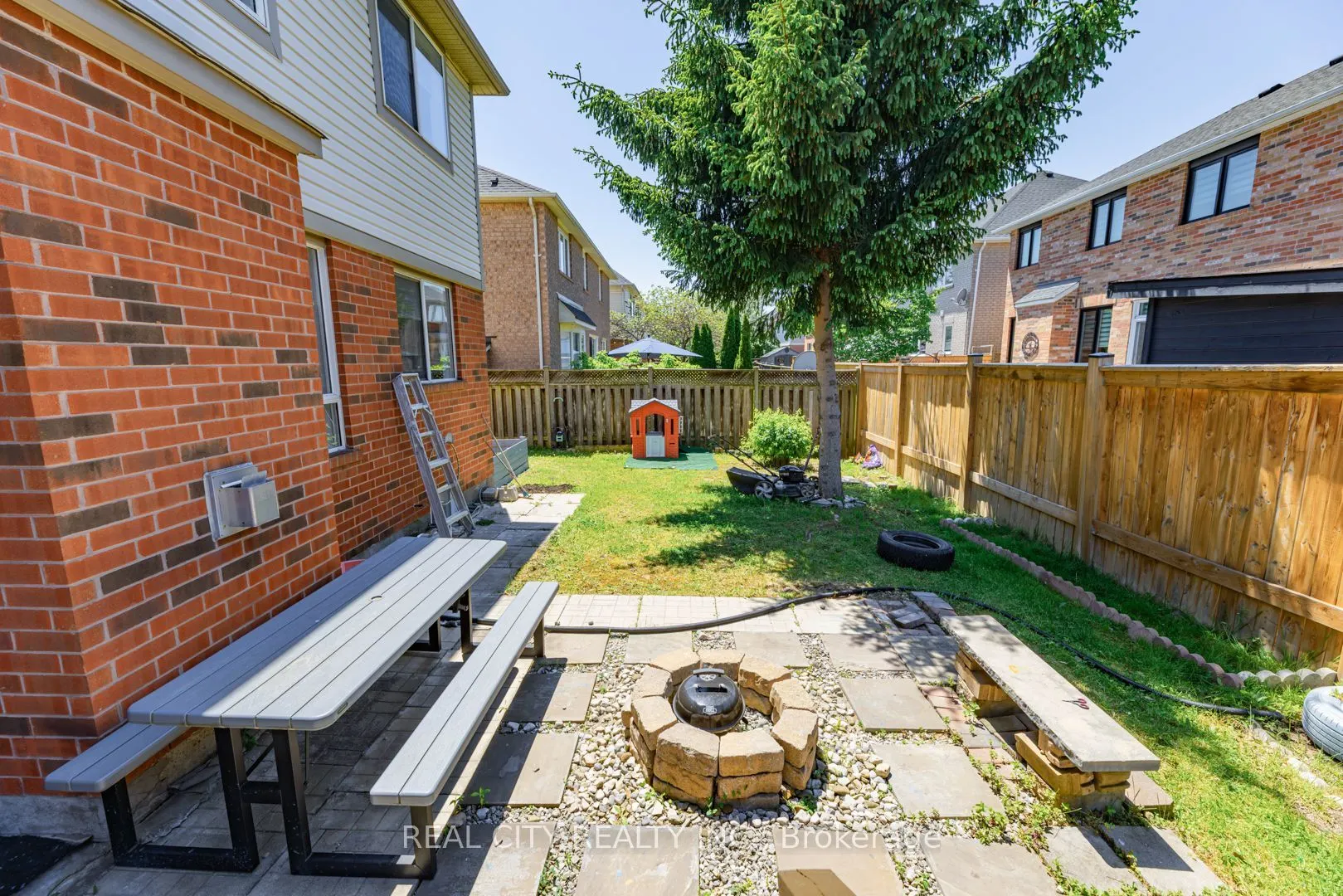 1580 Earl Crescent