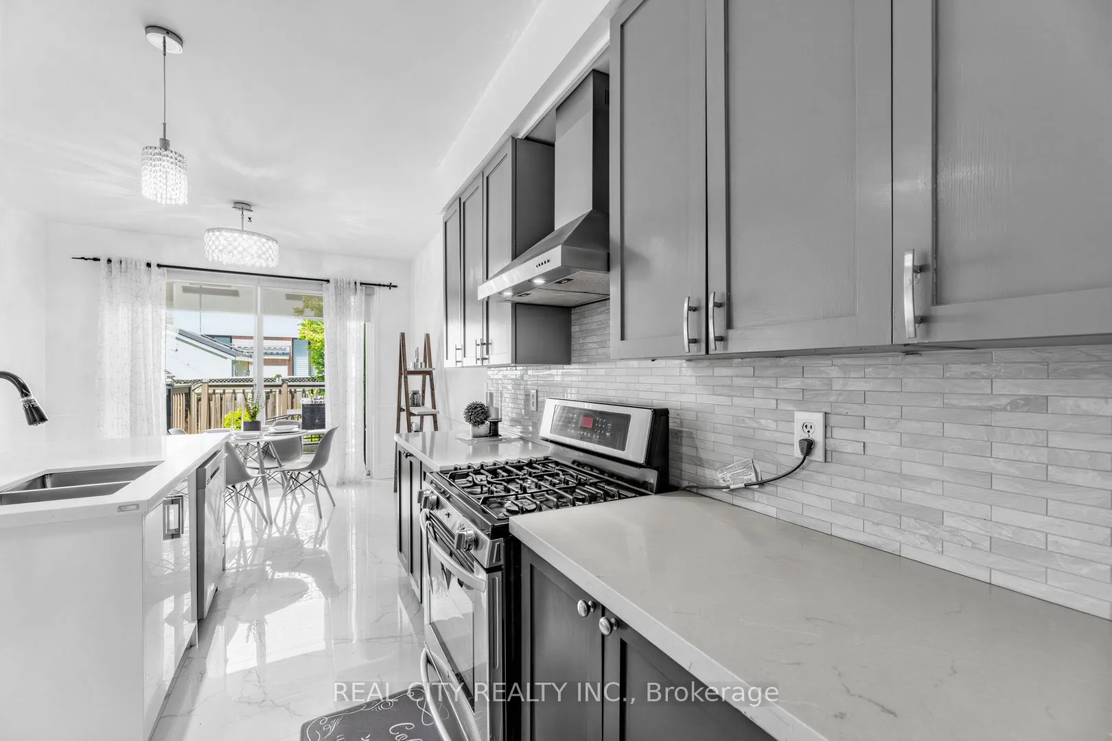 1580 Earl Crescent
